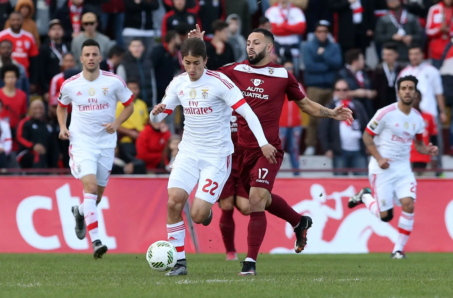O extremo (à direita) em jogo peloOriental 