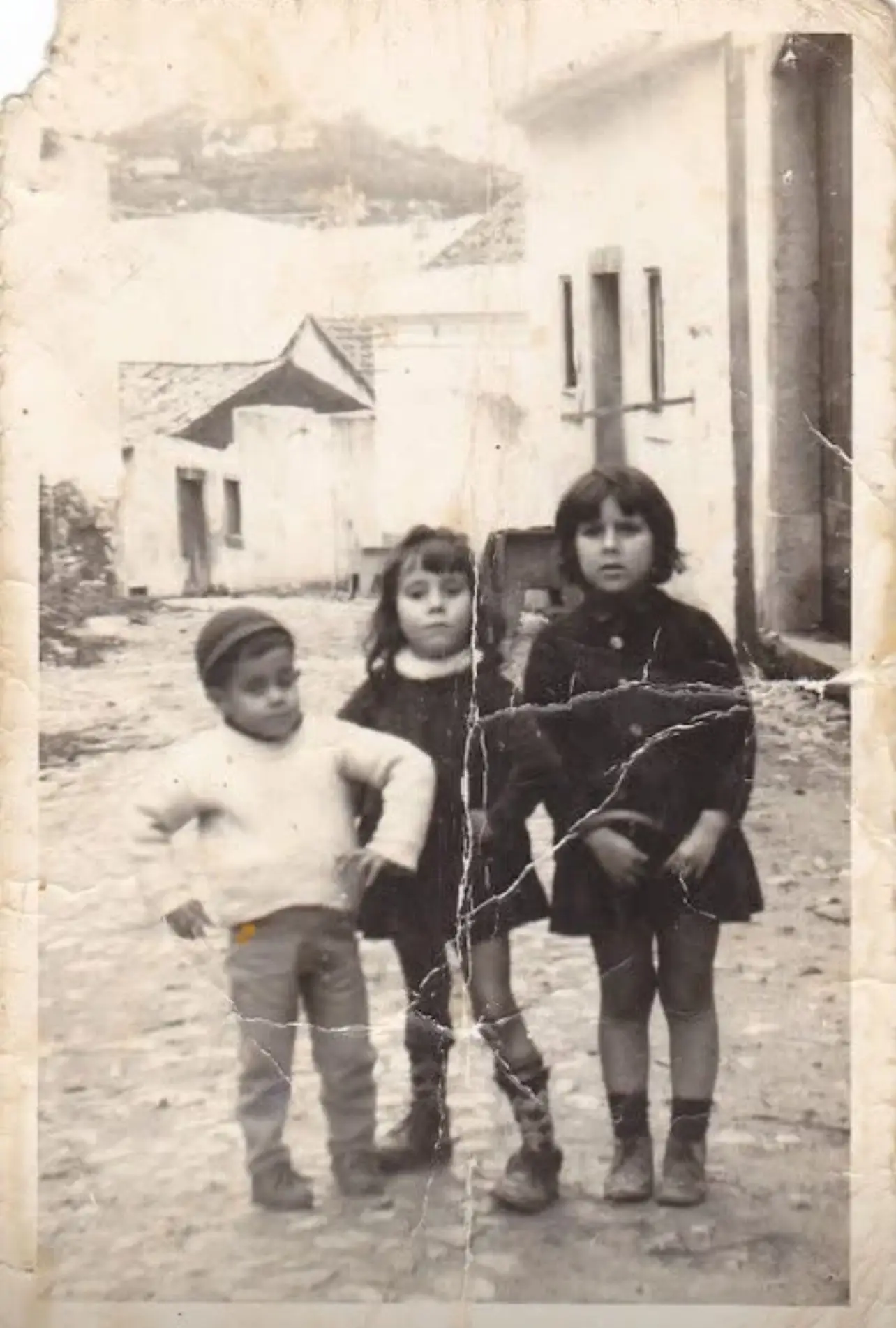 Hugo (à esquerda) em criança com as primas