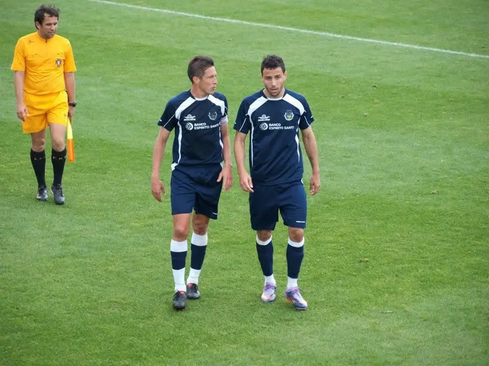 Firmino (à direita) ao lado do brasileiro Leonardo Oliveira, no Portosantense, em 2011
