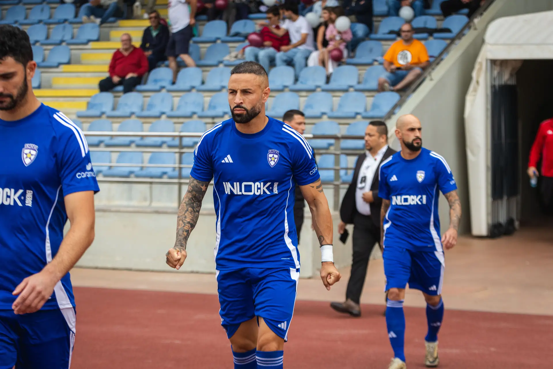Em 2024/25, Hugo (no centro) ajudou o Amora FC a subir do Campeonato de Portugal à Liga 3