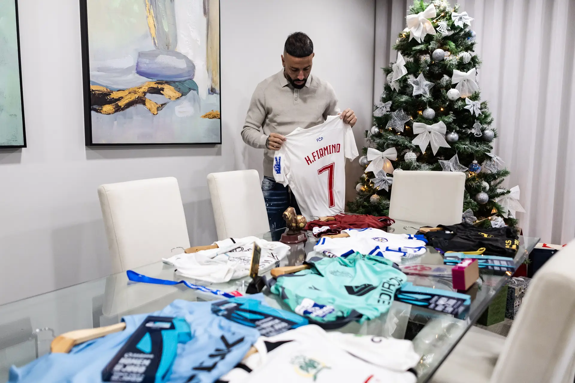 Hugo, em casa, na semana em que foi entrevistado por Tribuna, mostra algumas das camisolas que vestiu 