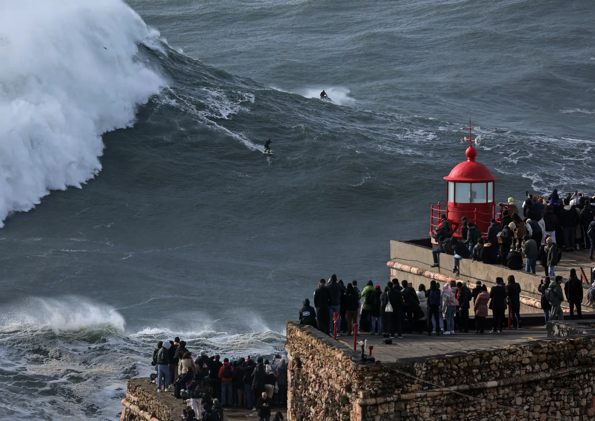 Nicolau Von Rupp a apanhar boleia de uma onda gigante na Nazaré, em janeiro de 2025