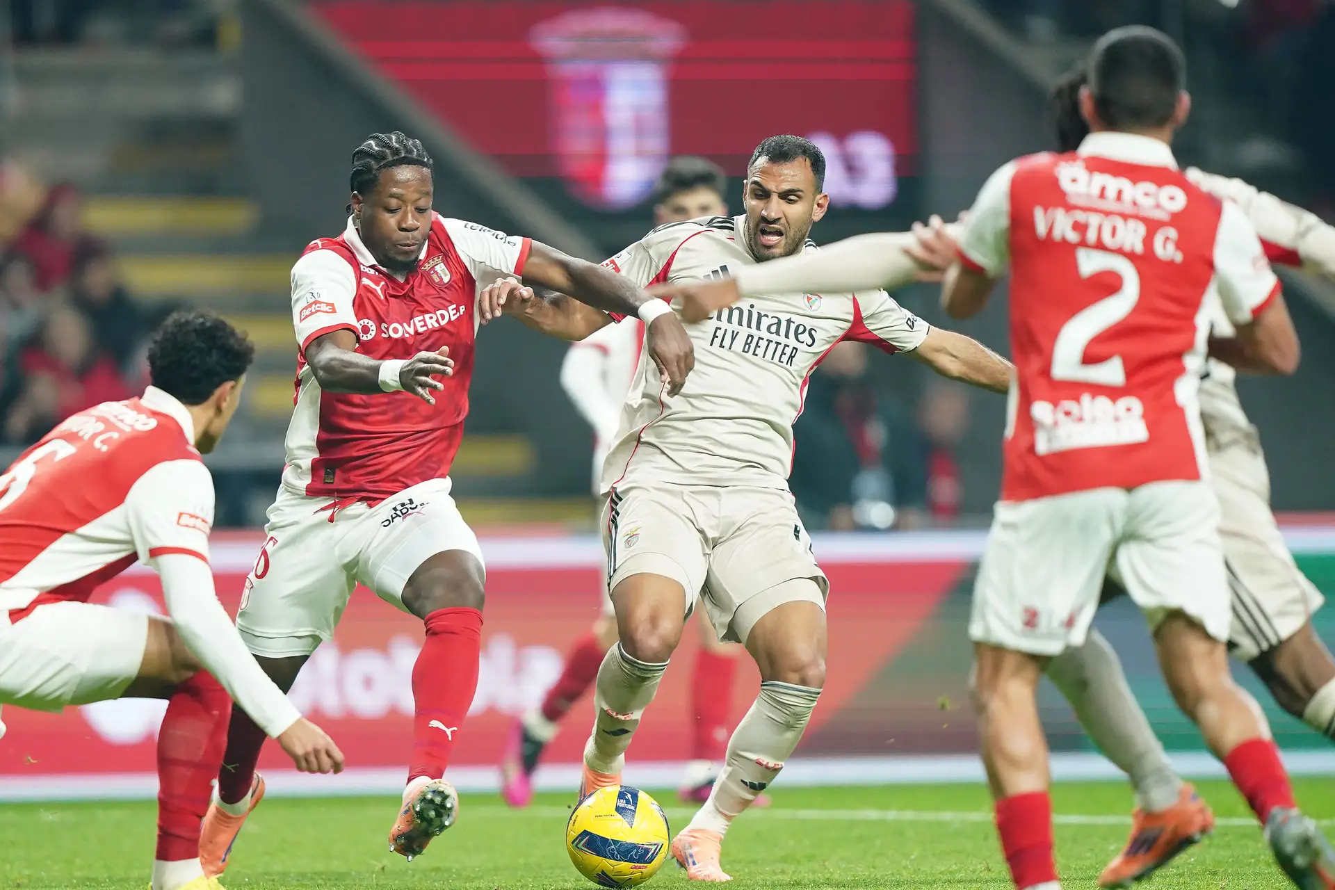 Pavlidis entre vários jogadores do SC Braga