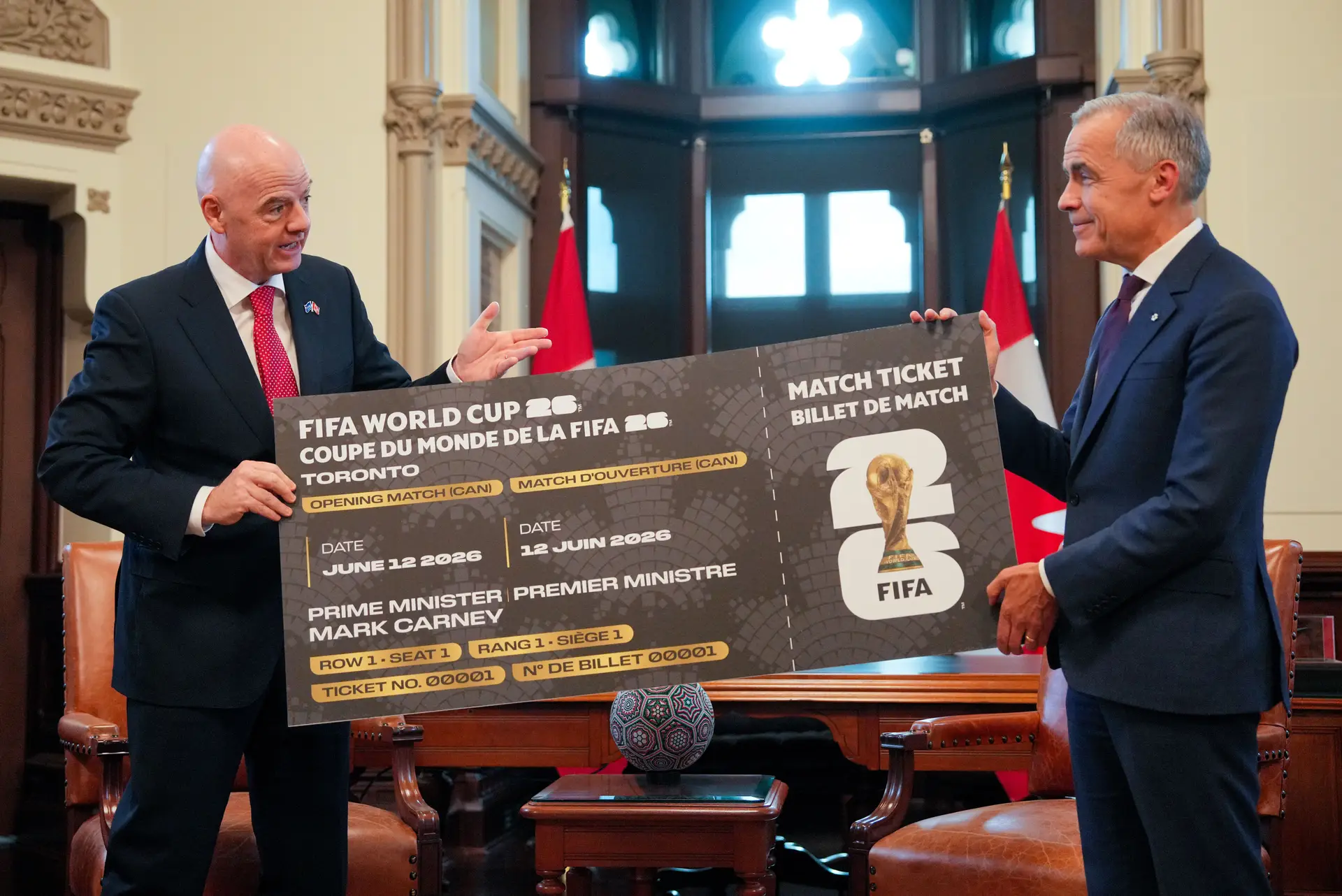 Gianni Infantino, presidente da FIFA, com o primeiro-ministro canadiano, Mark Carney, numa promoção ao Mundial 2026