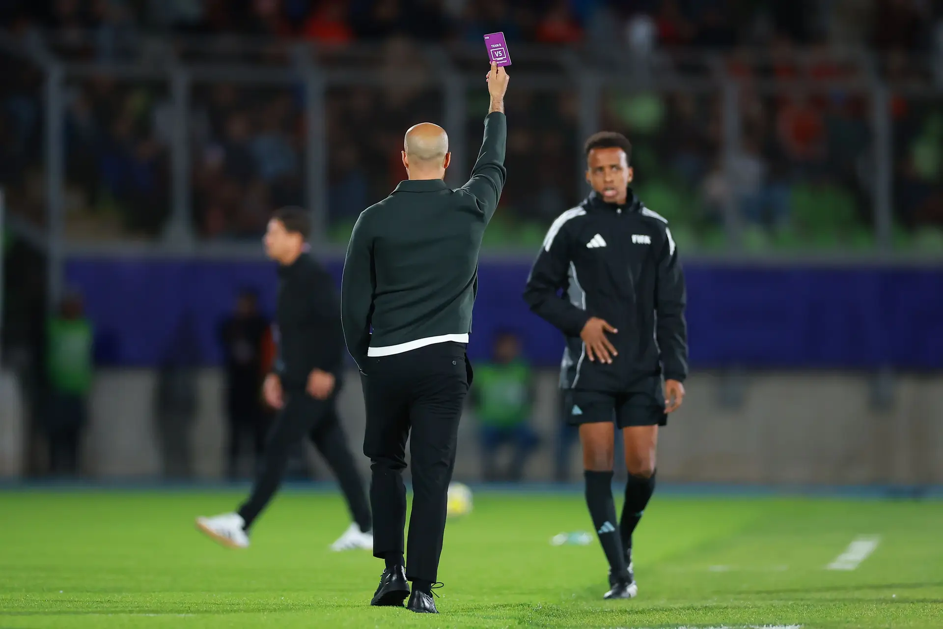 Eduardo Arce, treinador sub-20 do México, pede o suporte vídeo para rever um lance durante o último mundial da categoria, em outubro