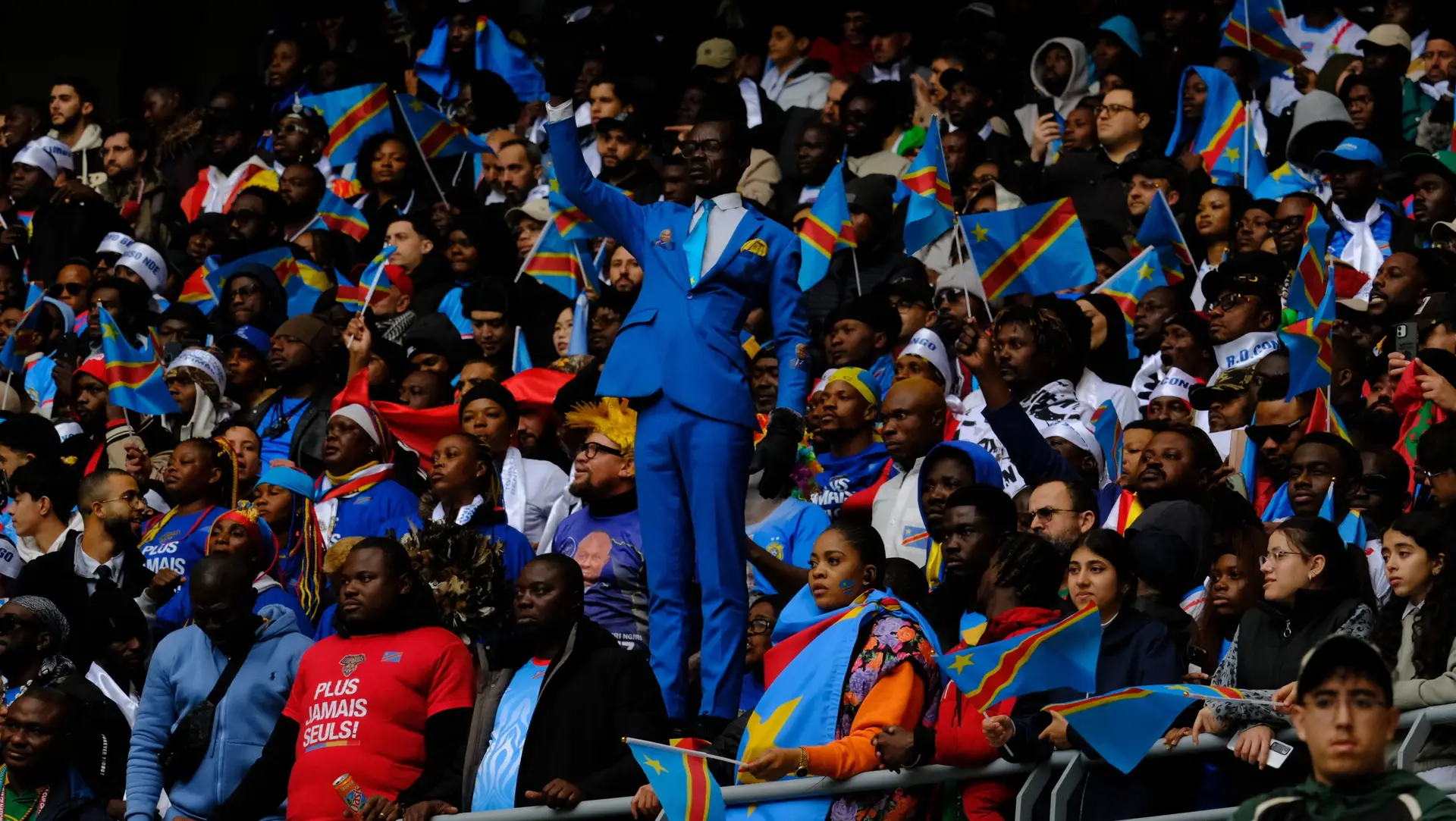 Michel Kuka Mboladinga mantém-se imóvel durante 90 minutos. Tudo para a apoiar a sua seleção e homenagear Patrice Lumumba, herói da independência da RD Congo