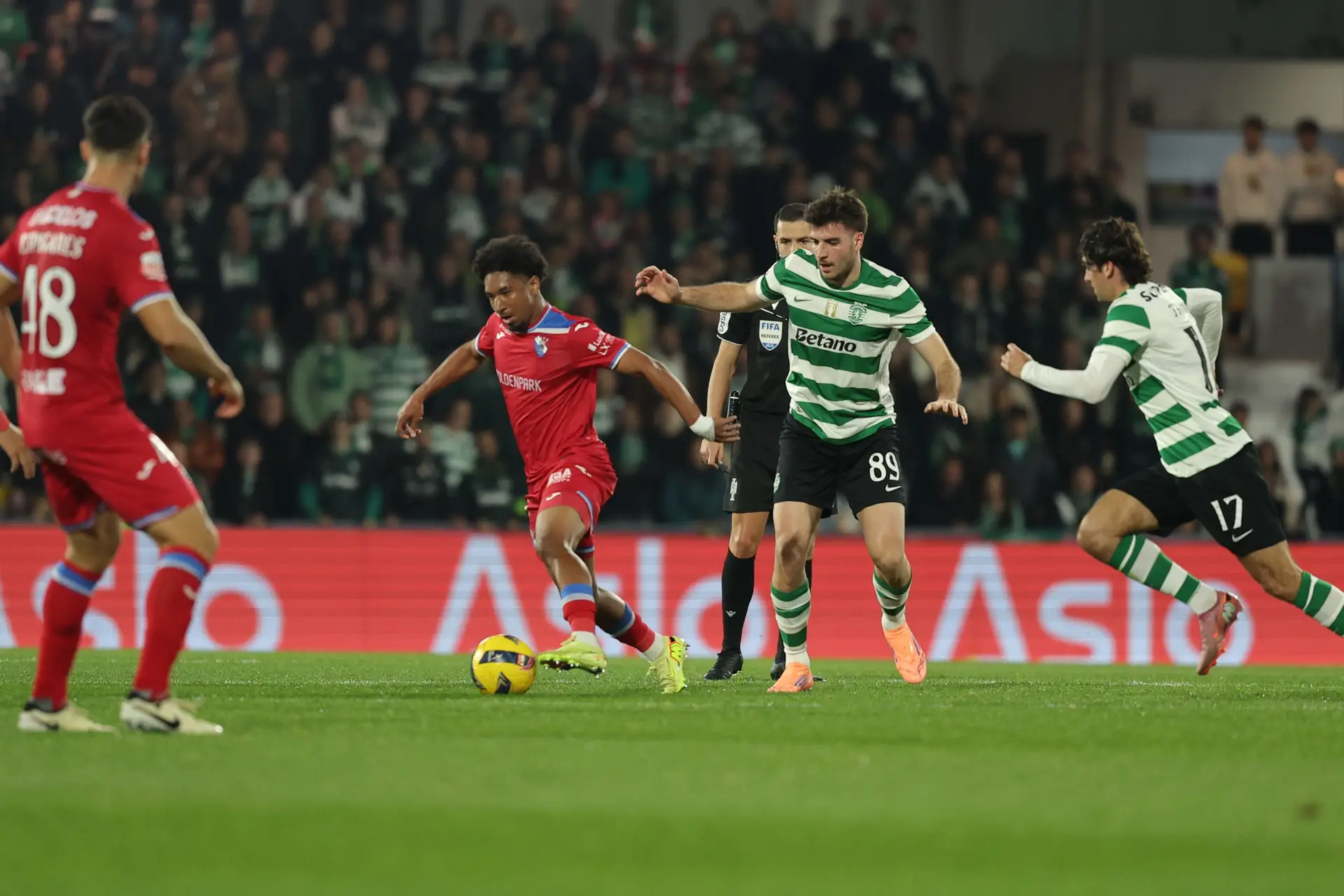 Tidjany Touré foi um dos maiores problemas para o Sporting