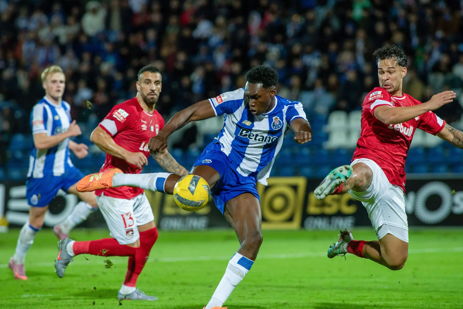 Para o FC Porto, há muitas formas de fazer história. Contra o Santa Clara foi com um golpe de teatro