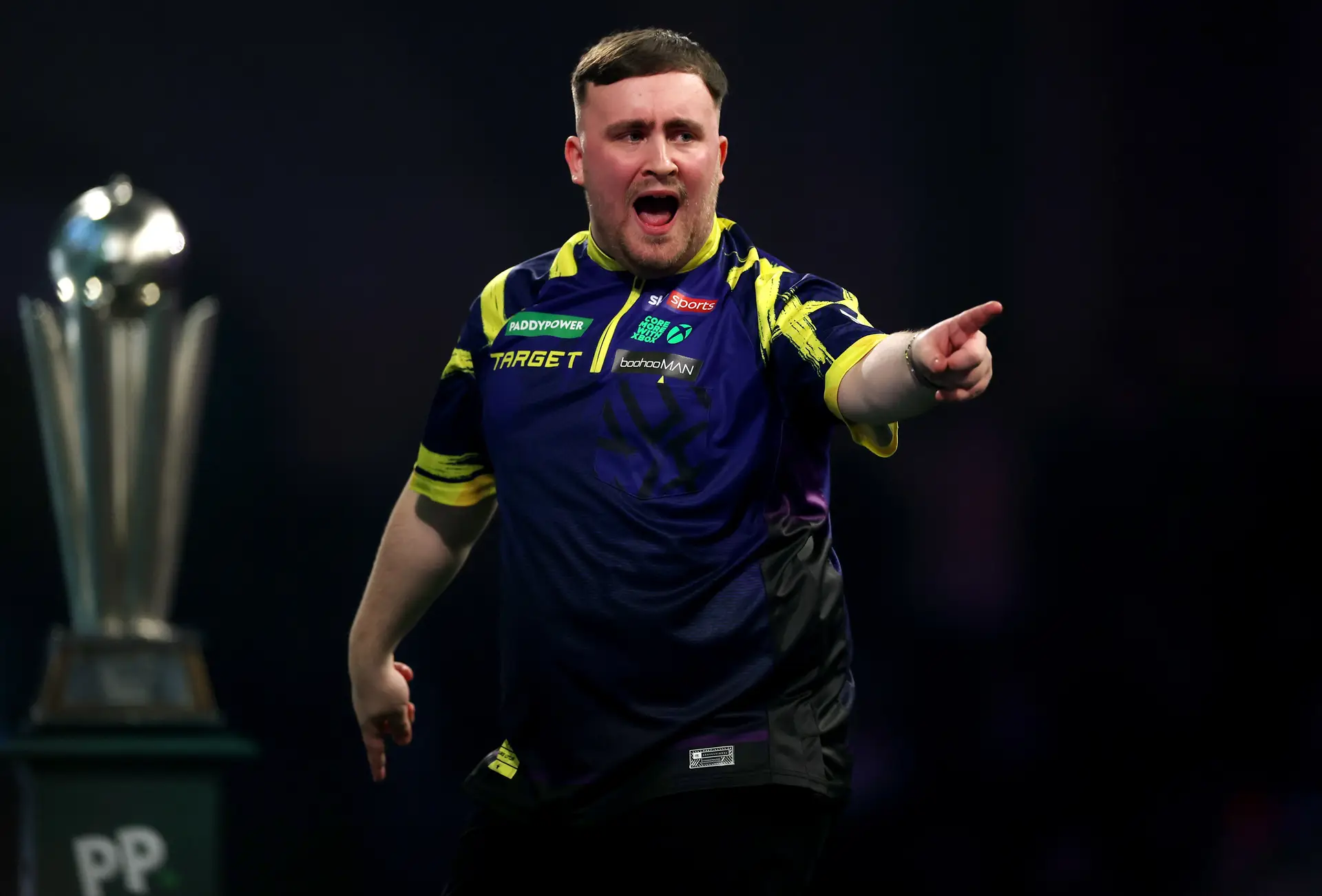 Aos 18 anos, Luke Littler reconquistou o Mundial de dardos, continuando a sua precoce lenda