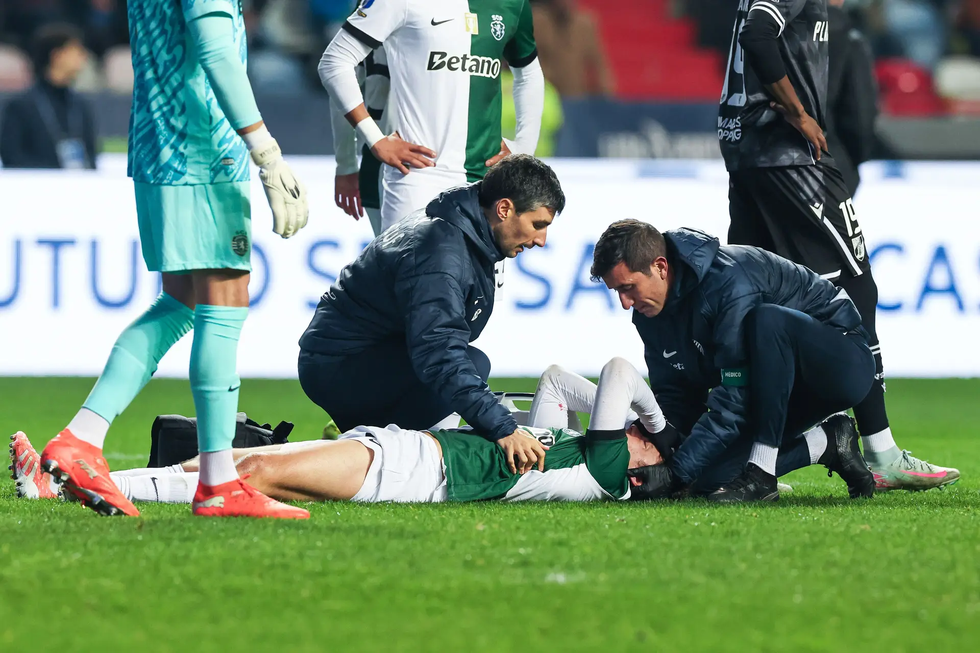 Eduardo Quaresma a ser assistido durante o Sporting-Vitória das meias-finais da Taça da Liga