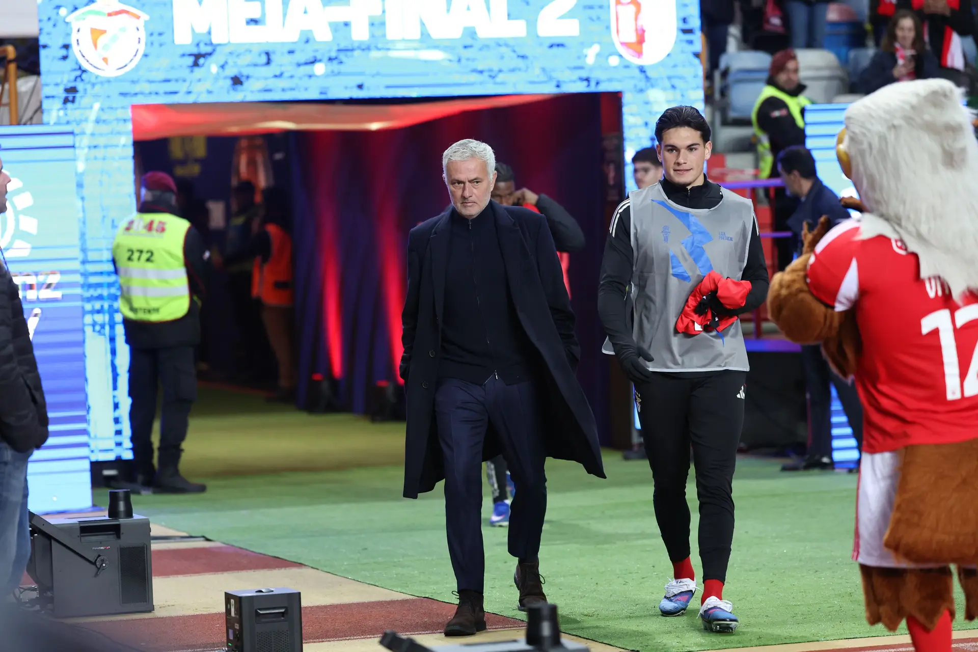 Treinador do Benfica entra em campo antes da meia-final da Taça da Liga, frente ao SC Braga
