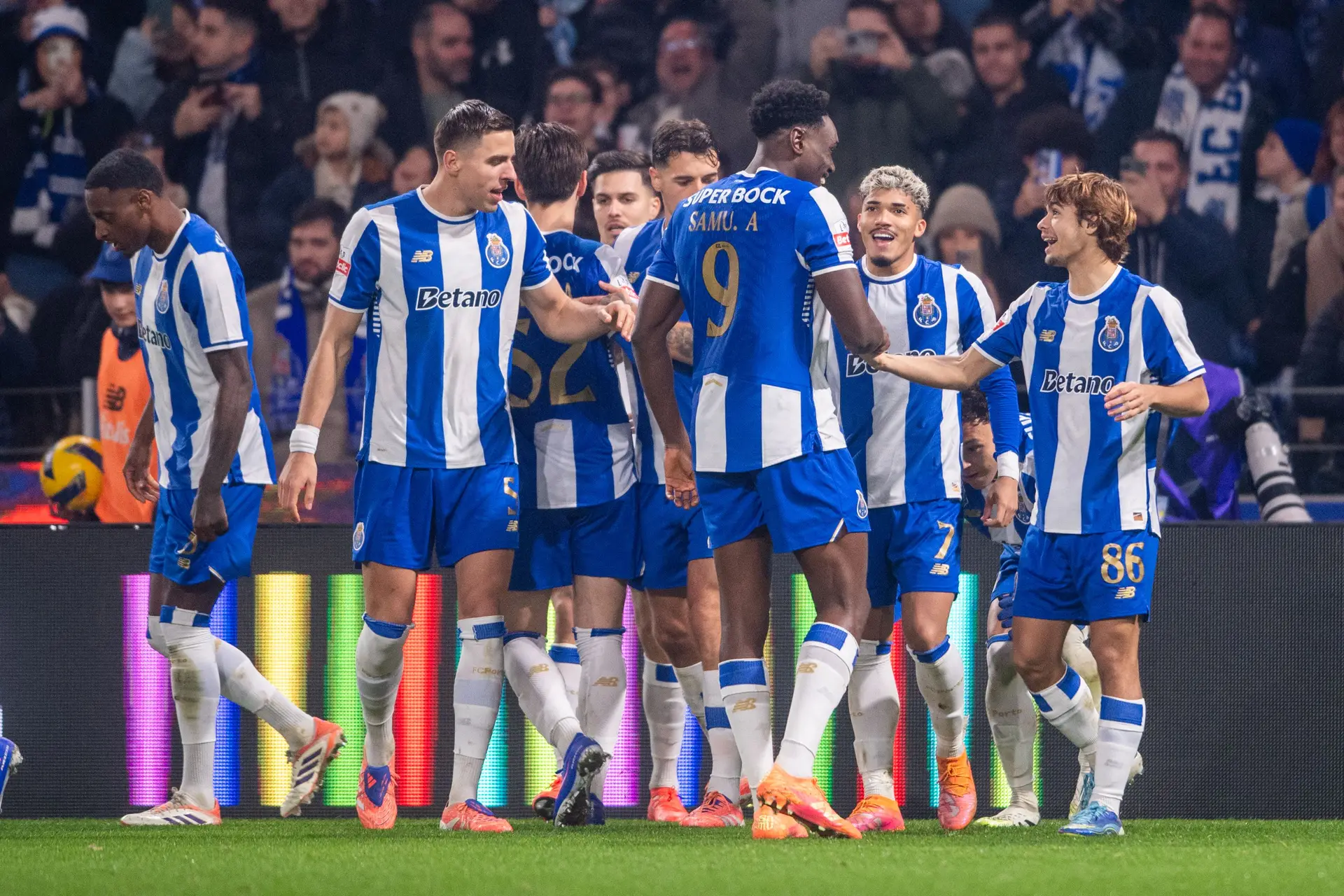 Tendo feito a melhor primeira volta de sempre, o FC Porto está a dominar o campeonato