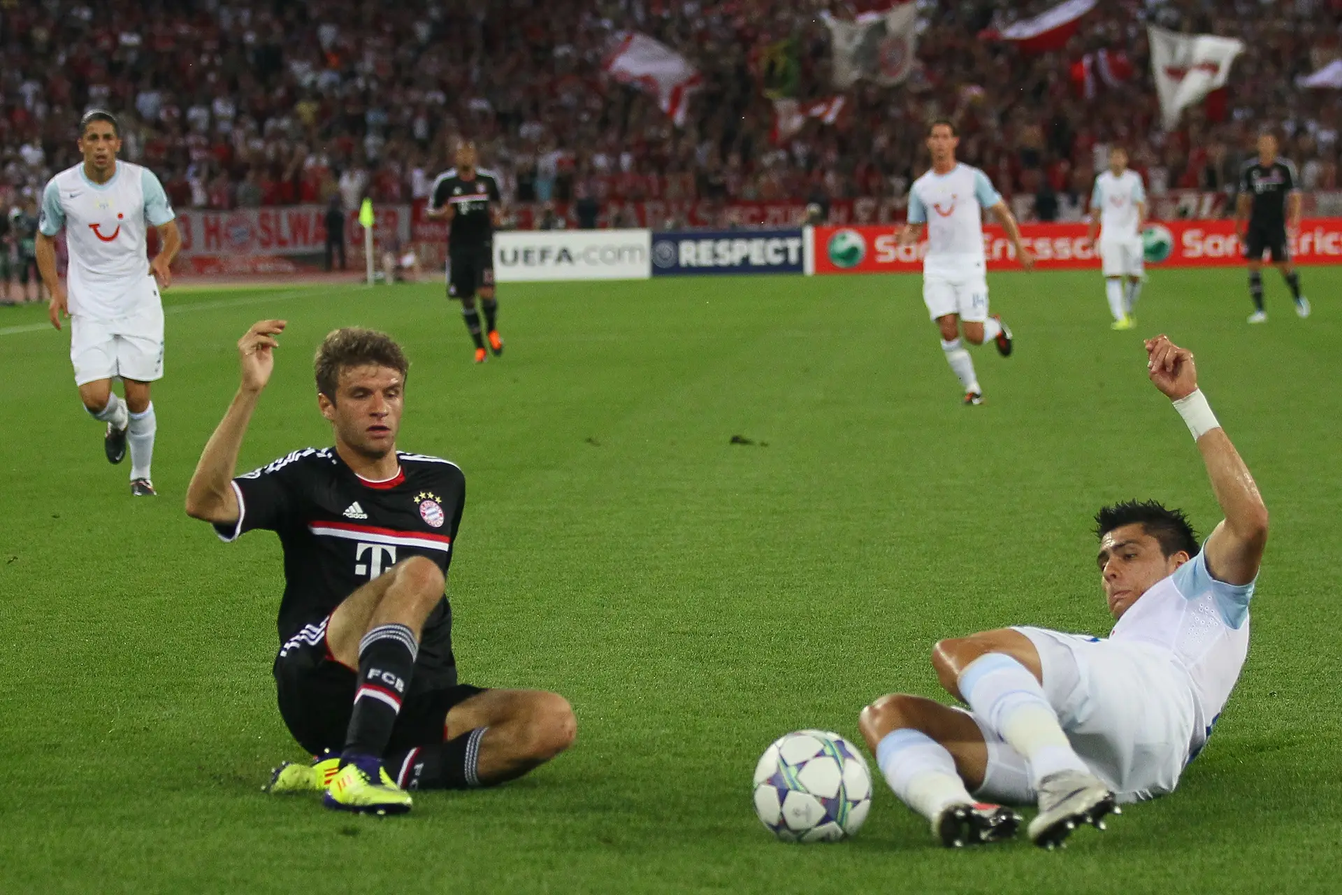 Jorge Teixeira (à direita) tenta impedir que Thomas Mueller do Bayern de Munique chegue à bola