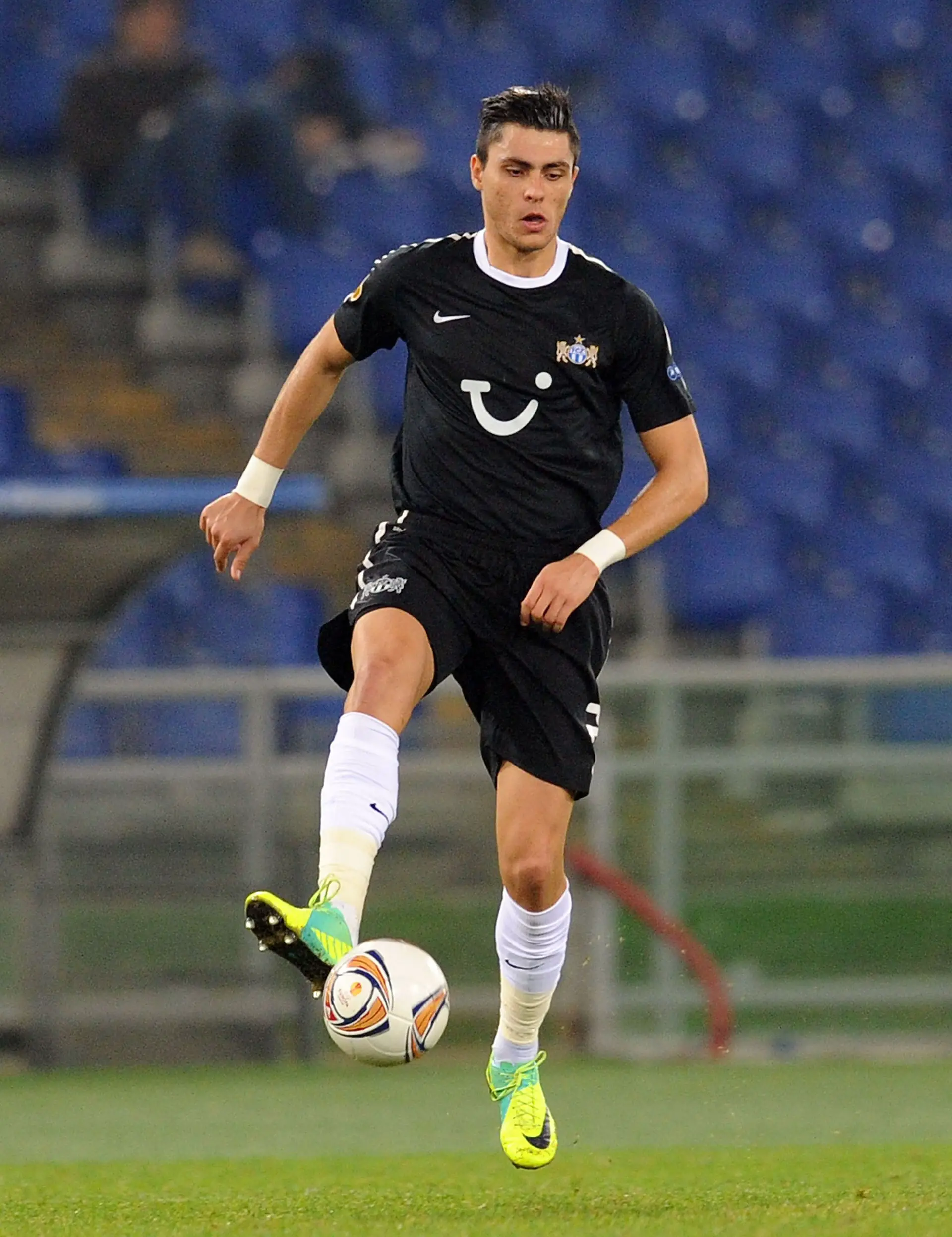 Em 2010/11, o central assinou pelo FC Zurich, da Suíça