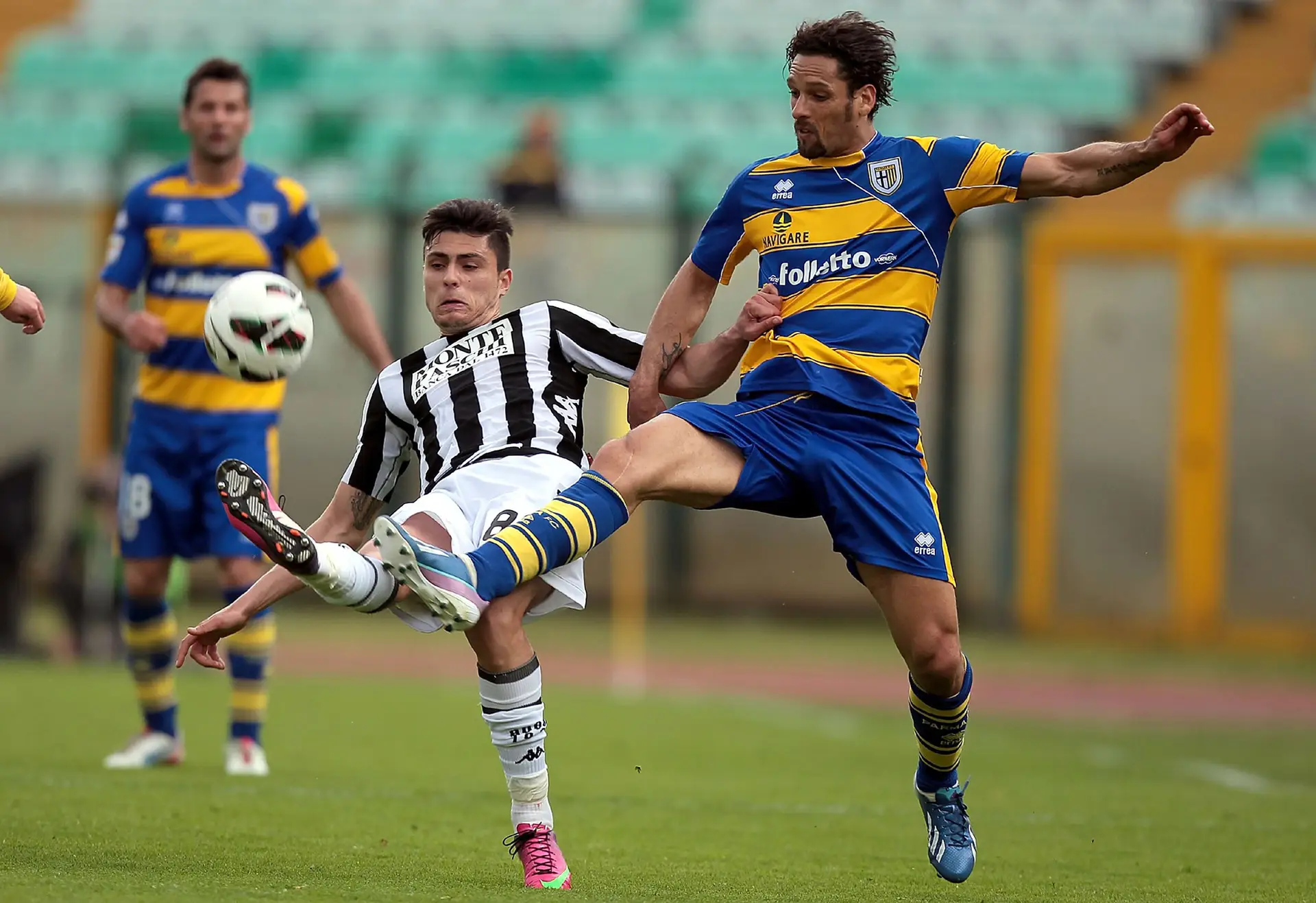 O central (à esquerda) em ação pelo AC Siena, em 2013