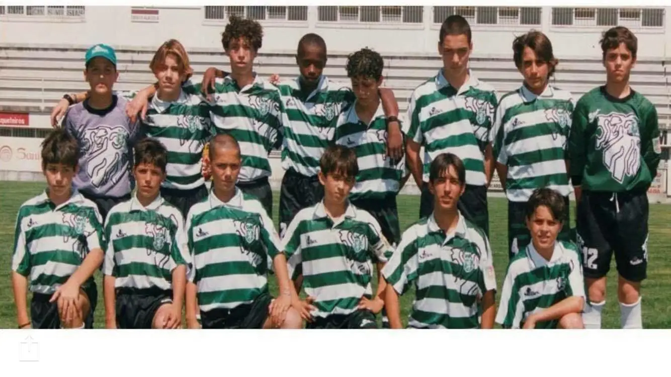 Jorge Teixeira (1º em baixo à direita) foi chamado à equipa A de infantis, onde jogava Cristiano Ronaldo (5º atrás a partir da direita), para participar num torneio