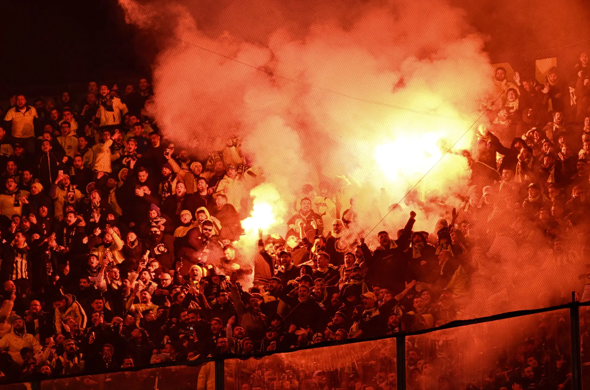 A posse ou uso de pirotecnia nos estádios continua a ser a infração mais comum cometida nos eventos desportivos em Portugal