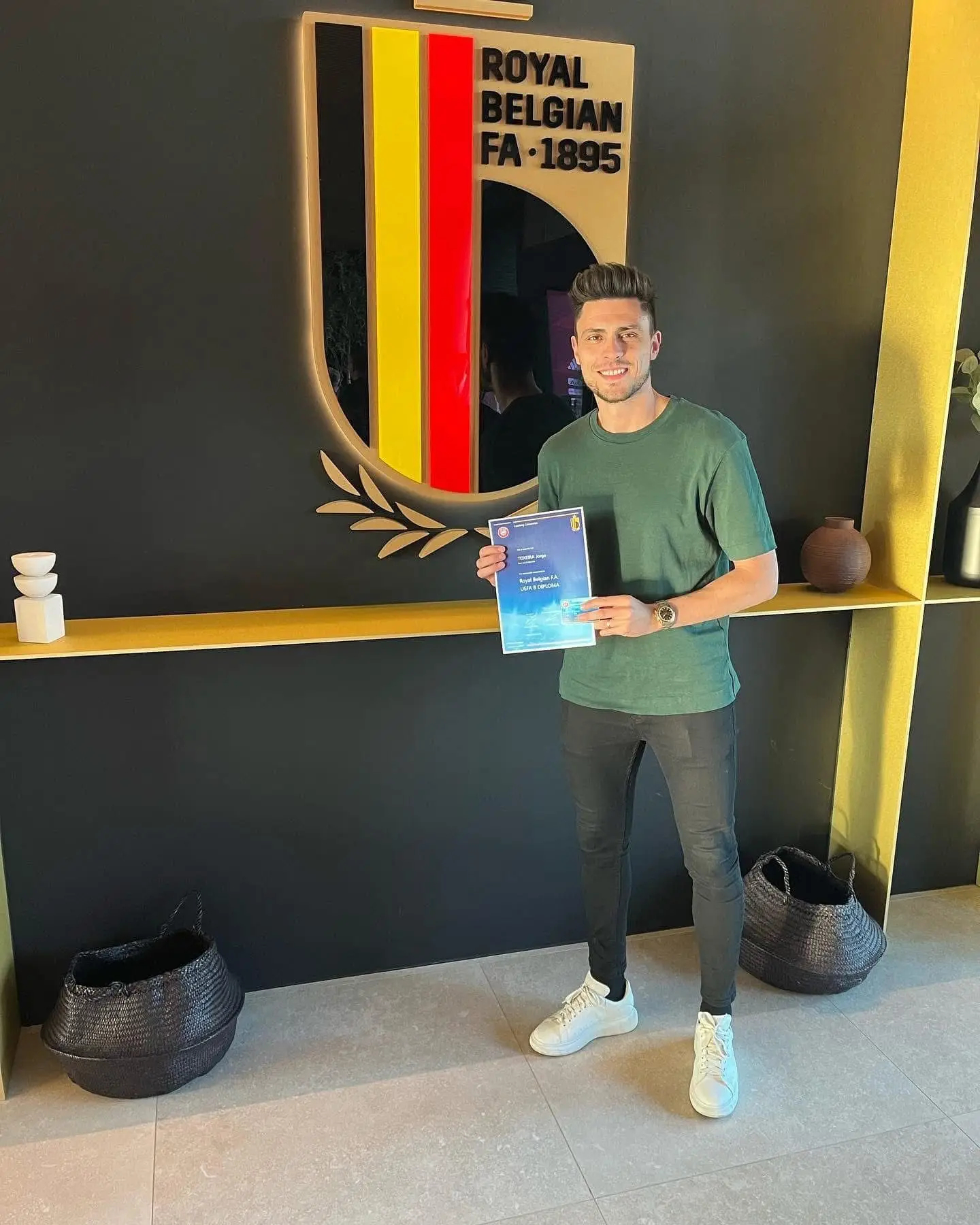 Jorge Teixeira com o diploma do curso de treinador UEFA B