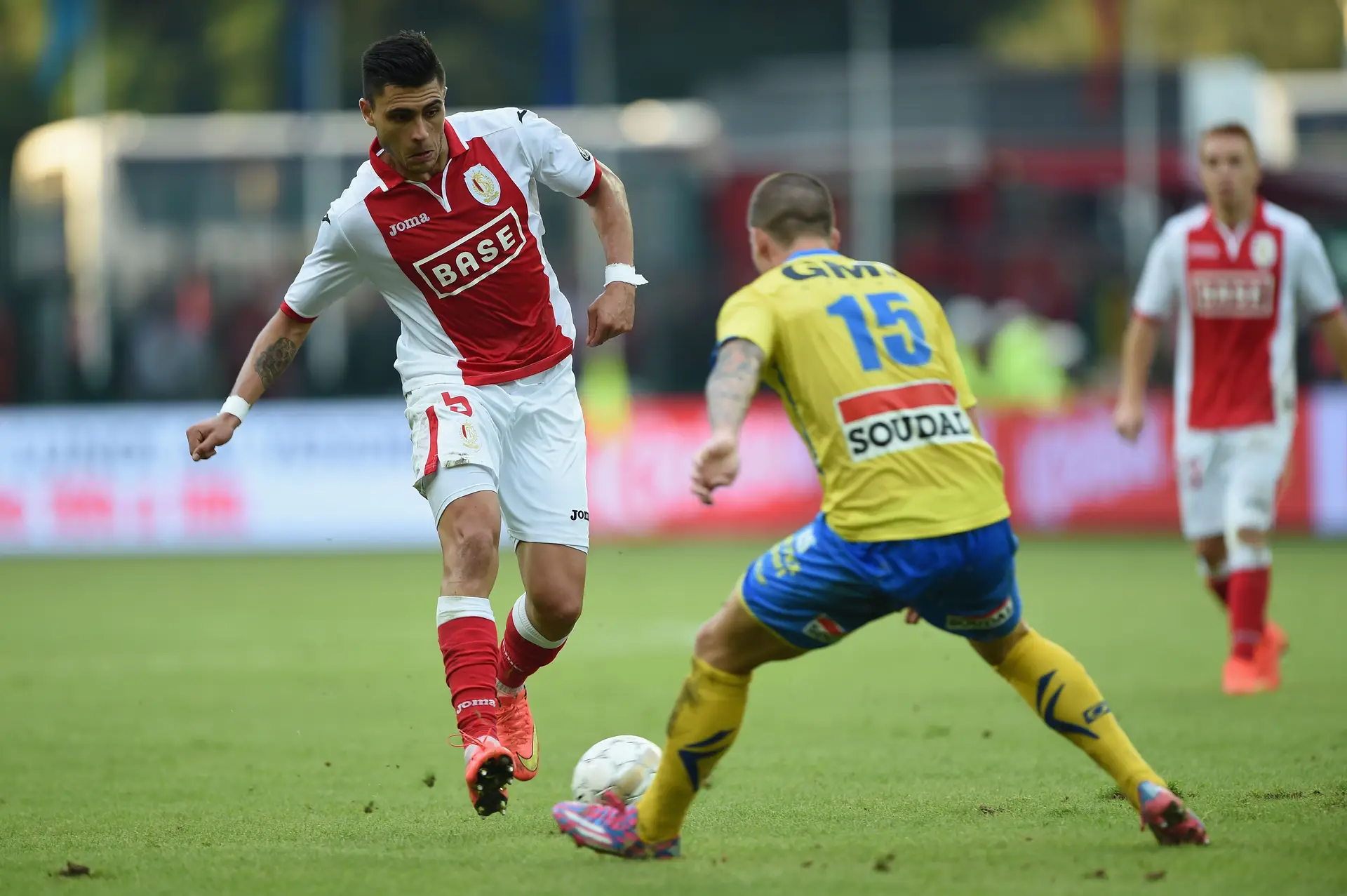 O central português (à esquerda) em jogo pelo Standard de Liège
