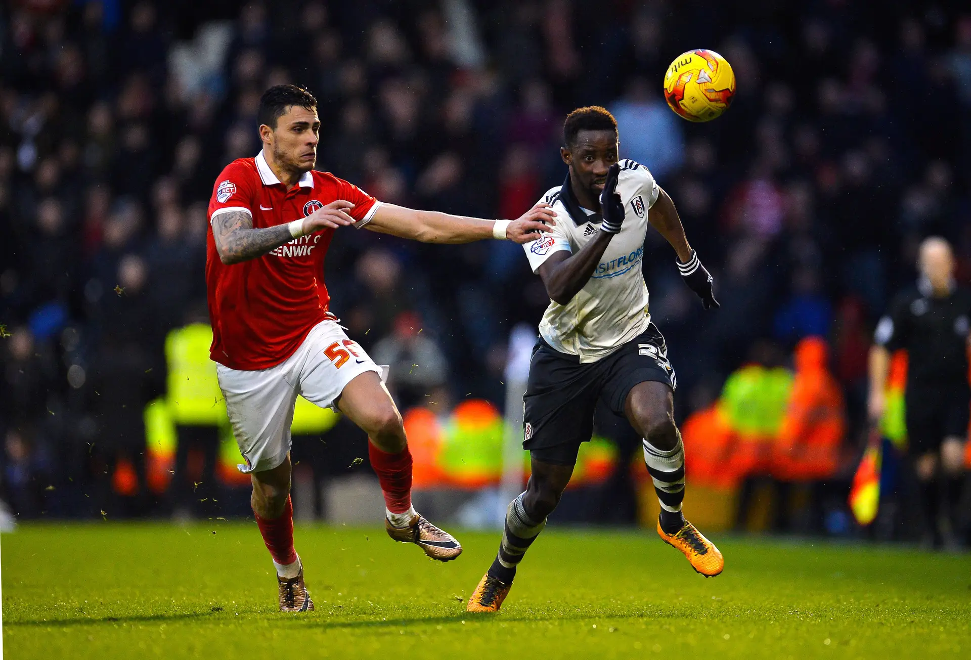 Jorge Teixeira vestiu a camisola do Charlton Ahletic em 2016. Na foto, em luta com Dembelé, na altura jogador do Fulham