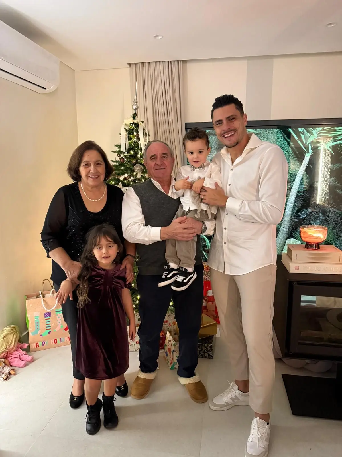 Jorge com os pais e os dois filhos