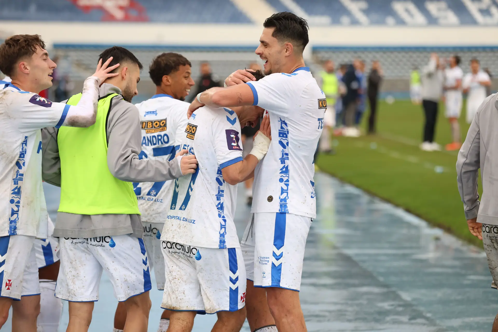 O central (à direita) a festejar um golo pelo Belenenses, na Liga 3
