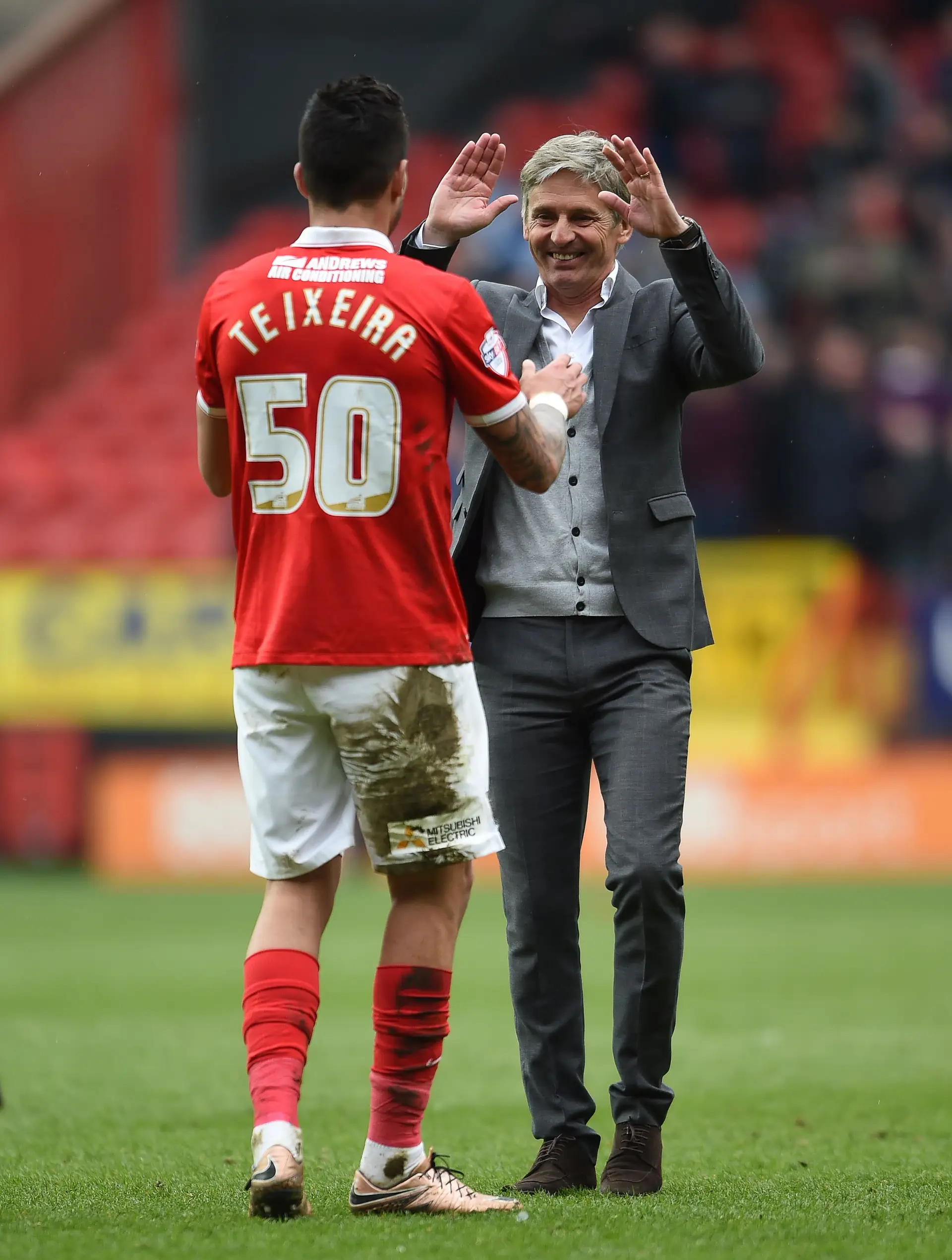 O central (de costas) a festejar um golo que marcou pelo Charlton, com o treinador José Riga