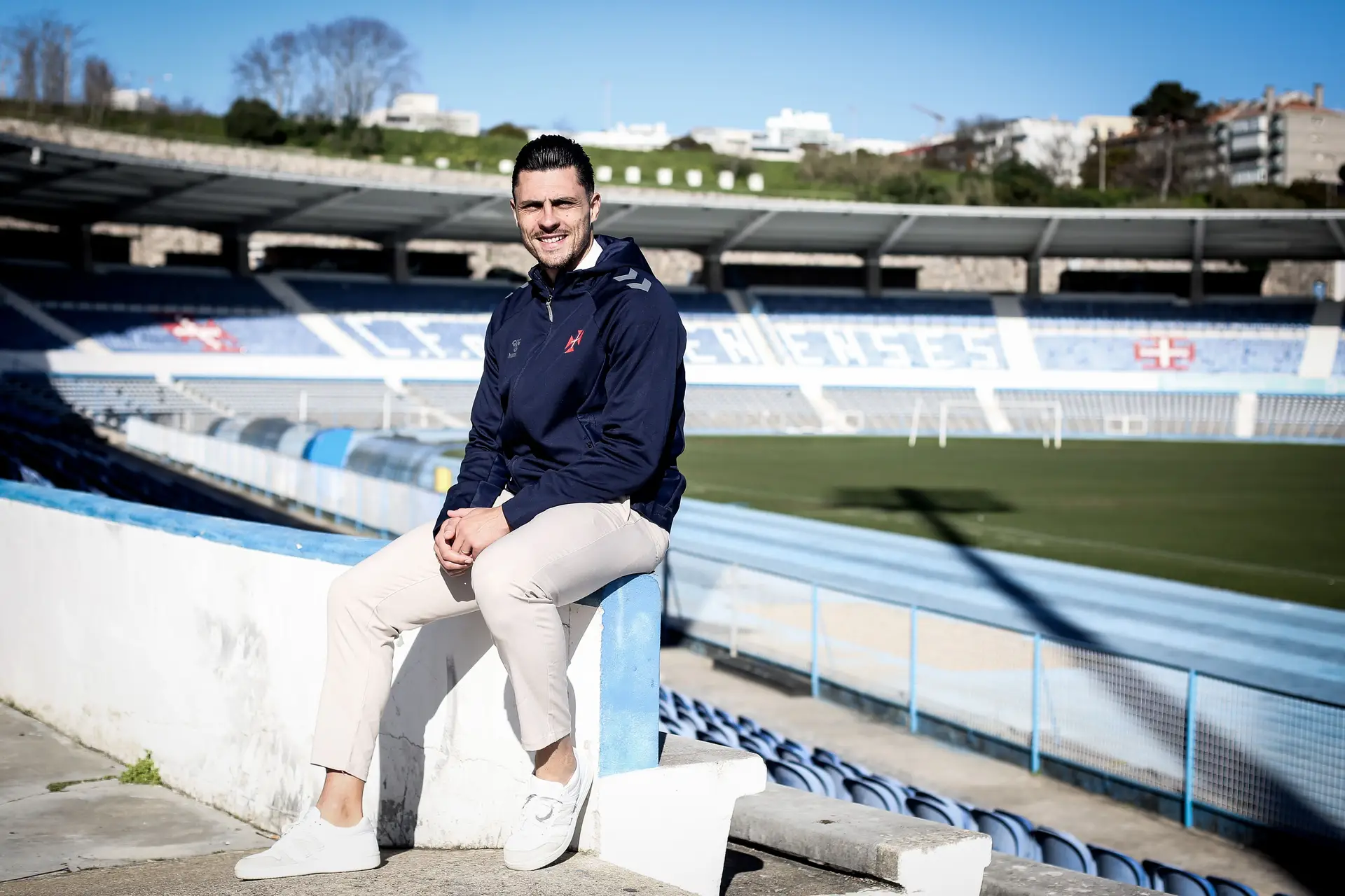 O central no Estádio do Restelo, no dia em que foi entrevistado por Tribuna
