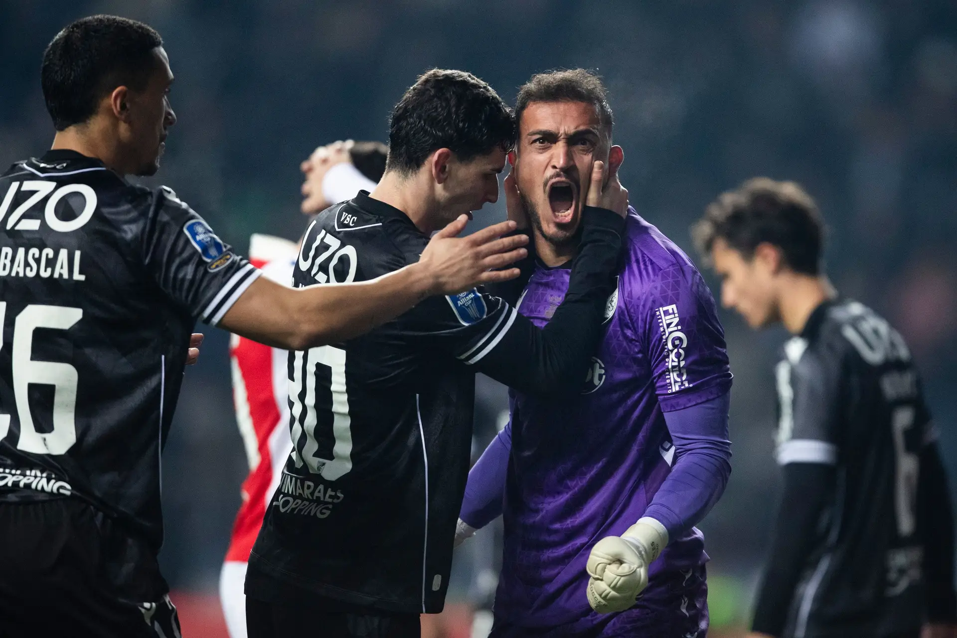 O guarda-redes Charles em êxtase após defender o penálti de Rodrigo Zalazar