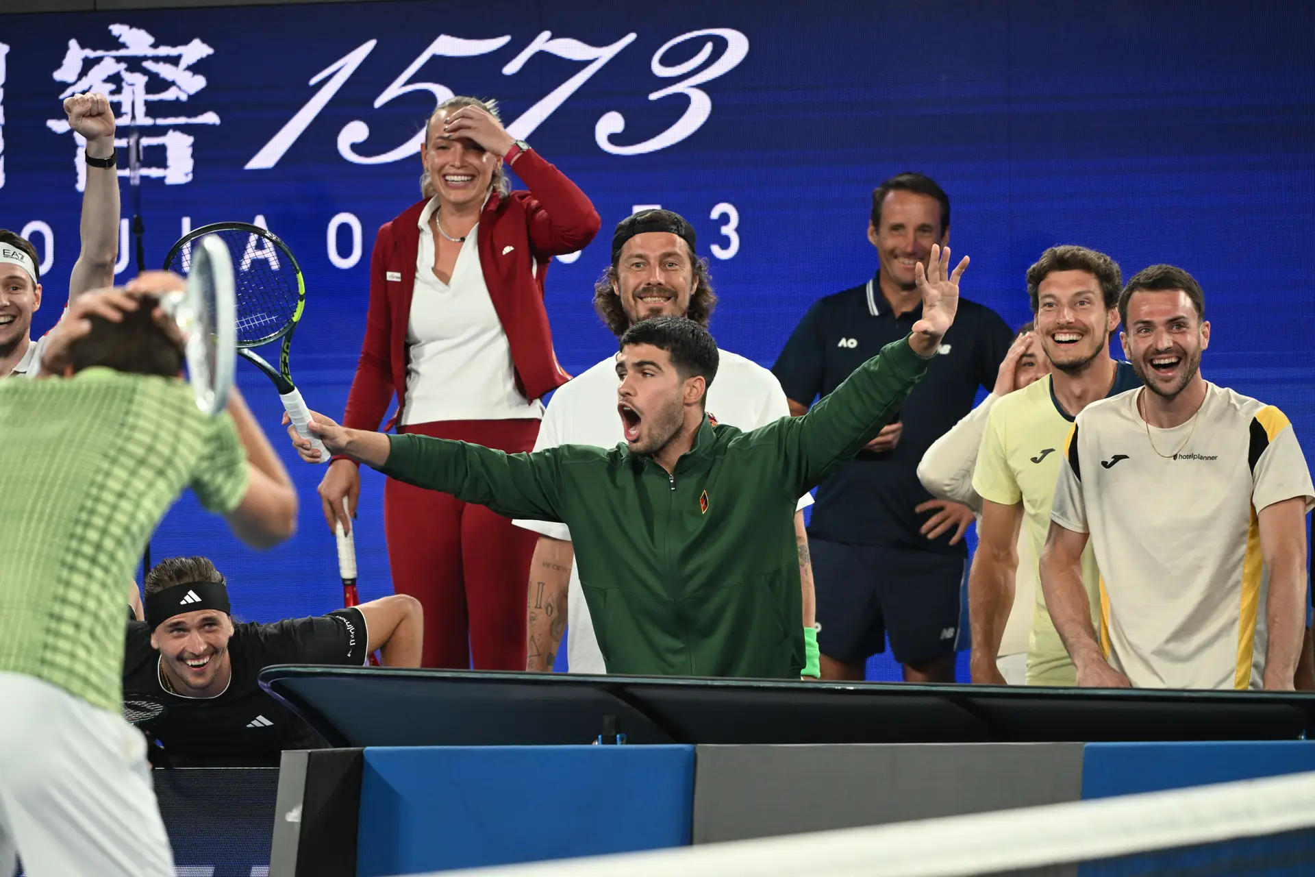 O entusiasmo de Carlos Alcaraz após Medvedev ser eliminado por Amanda Anisimova