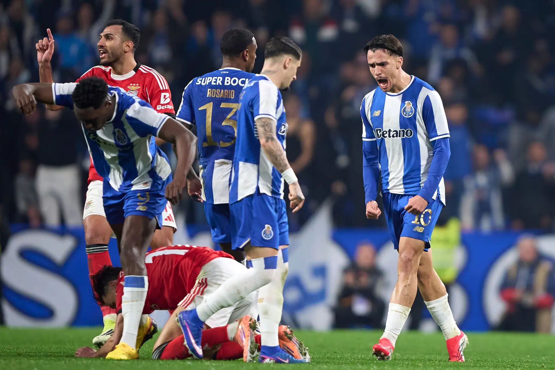 Amar Dedic rodeado por jogadores do FC Porto