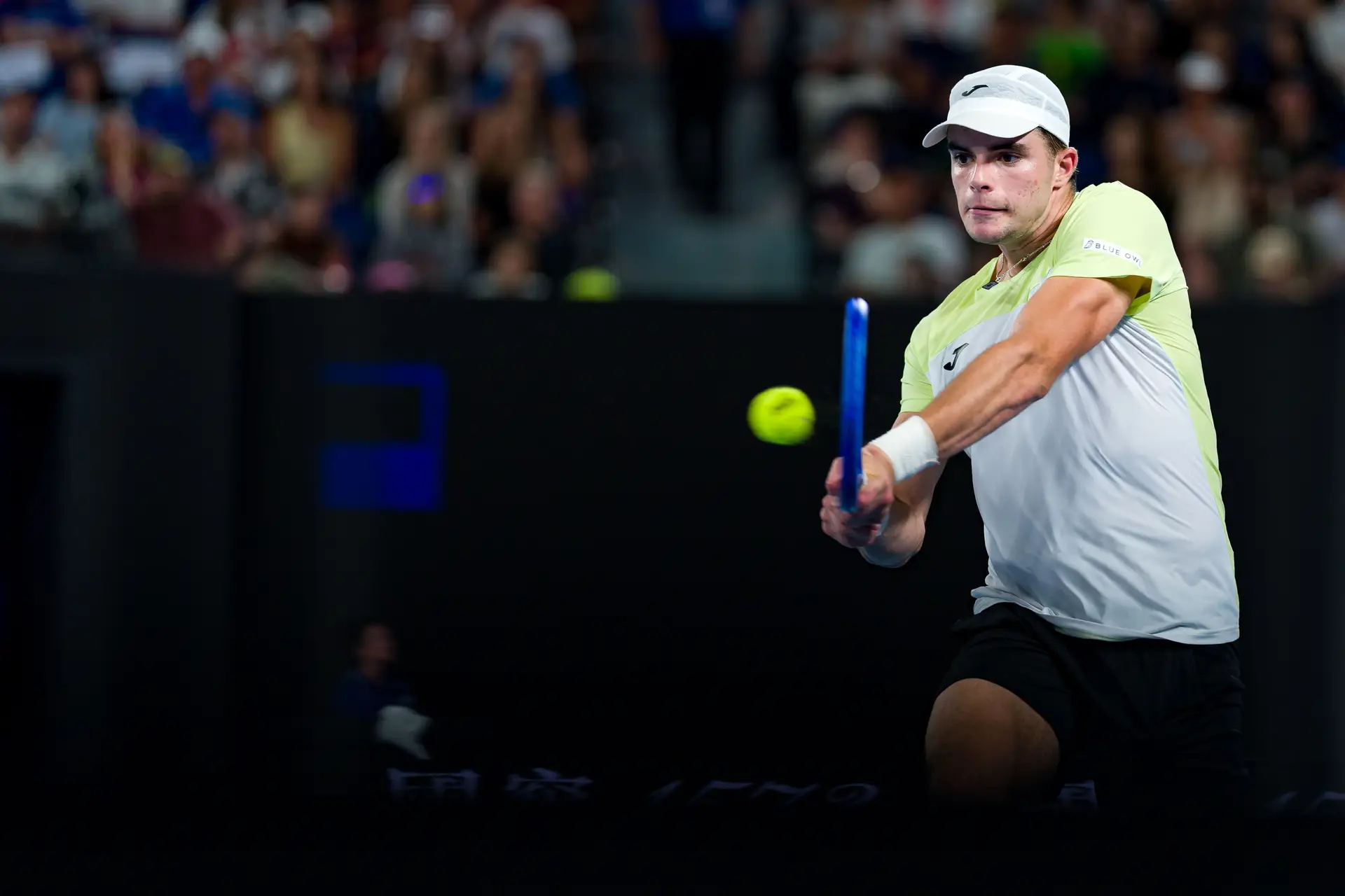 Jaime Faria a bater uma bola contra Novak Djokovic na edição de 2025 do Open da Austrália