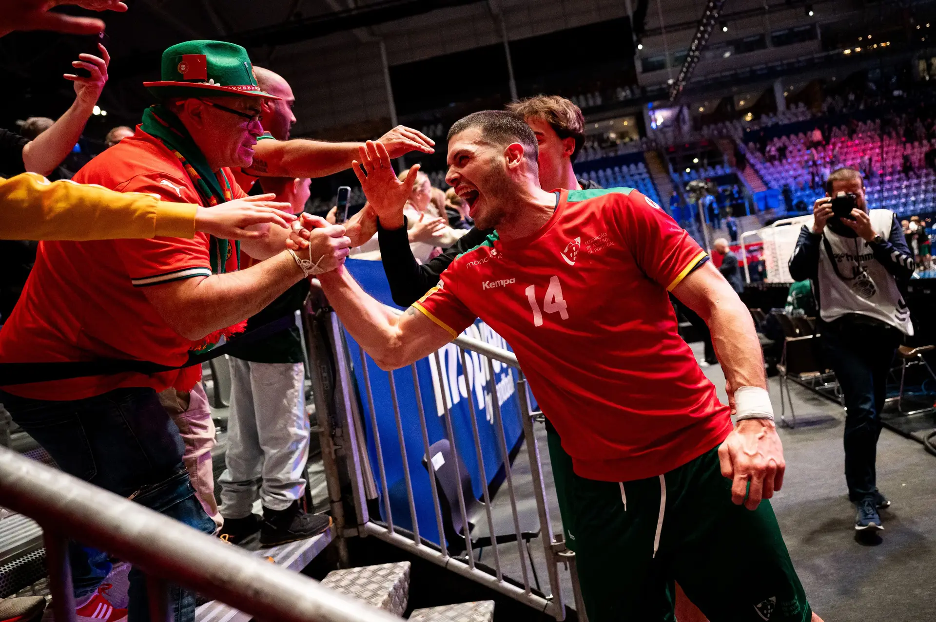 No último Mundial, a celebrar uma vitória com os adeptos