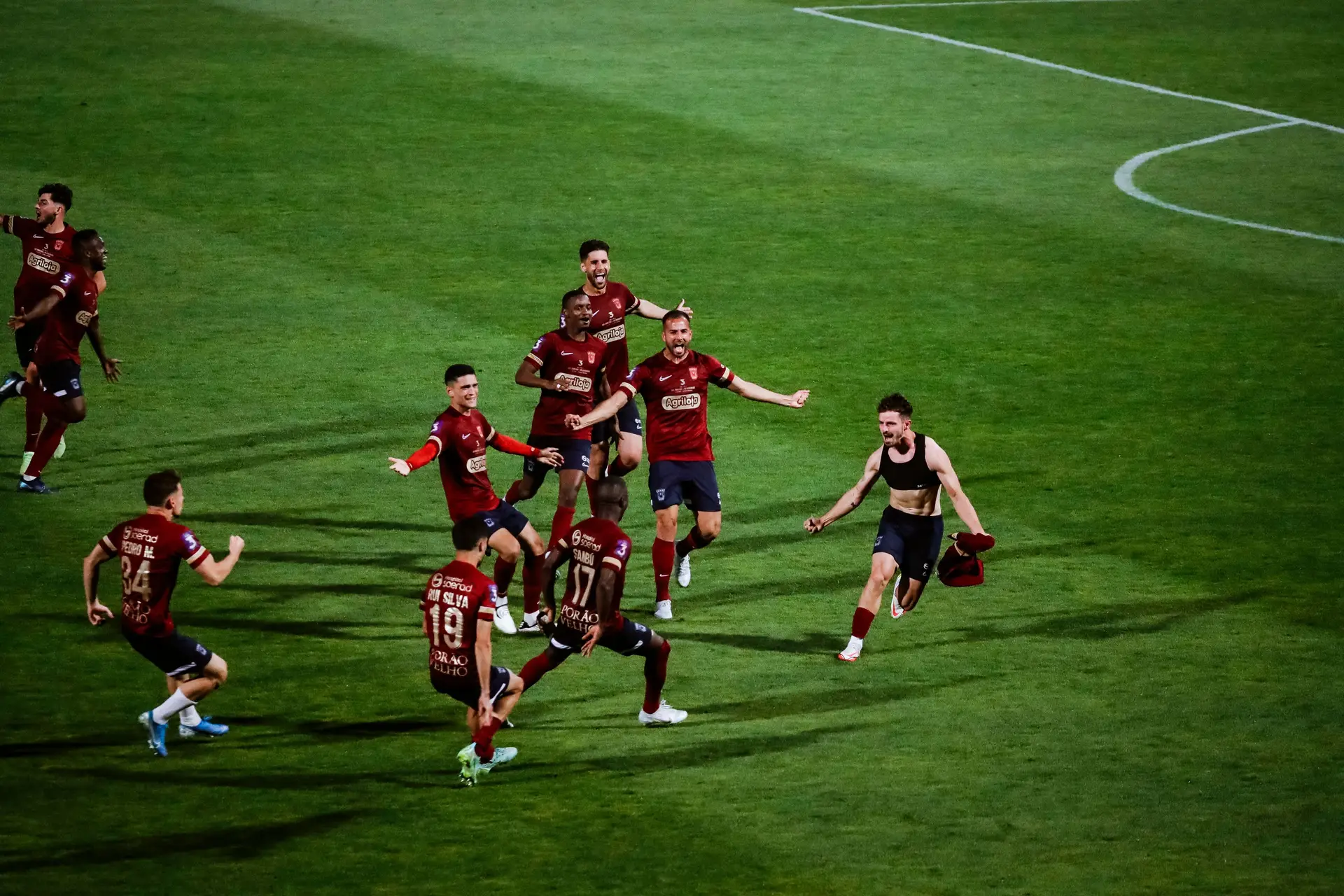 João Lameira (sem camisola) festeja, após marcar o penalti decisivo que deu a vitória ao Torreense na final da Liga e frente à Oliveirense