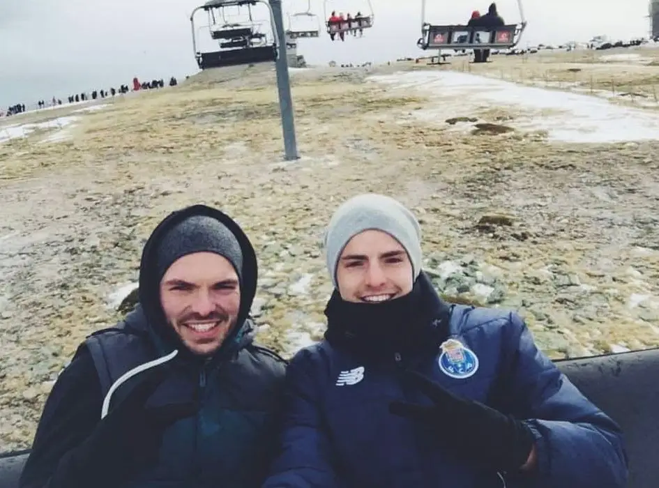 João (à direita) com o irmão