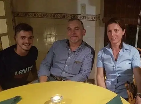 O médio defensivo com os pais