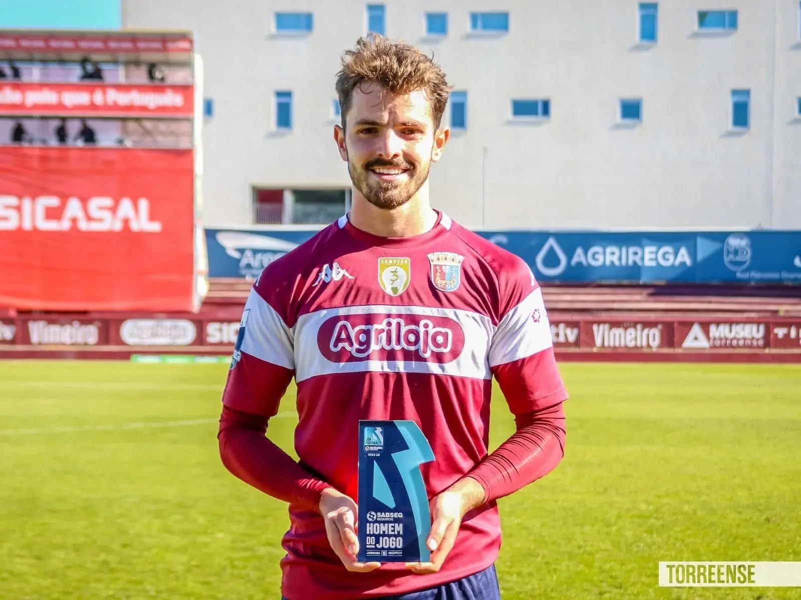 O médio defensivo com o Troféu de Homem do Jogo, pelo Torreense
