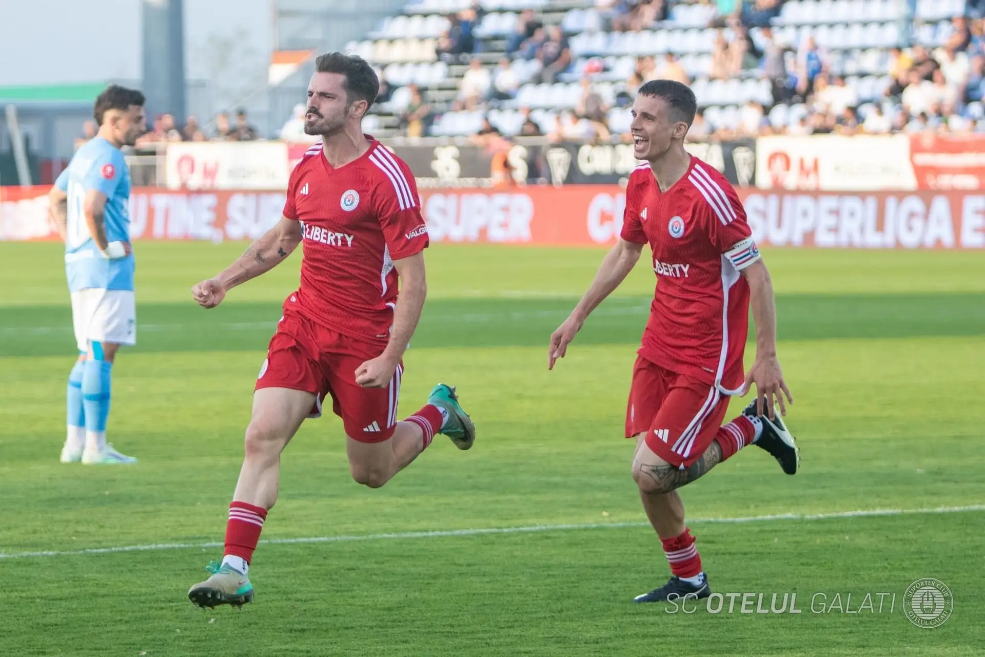 O médio (à esquerda) a festejar um golo pelo FC Otelul
