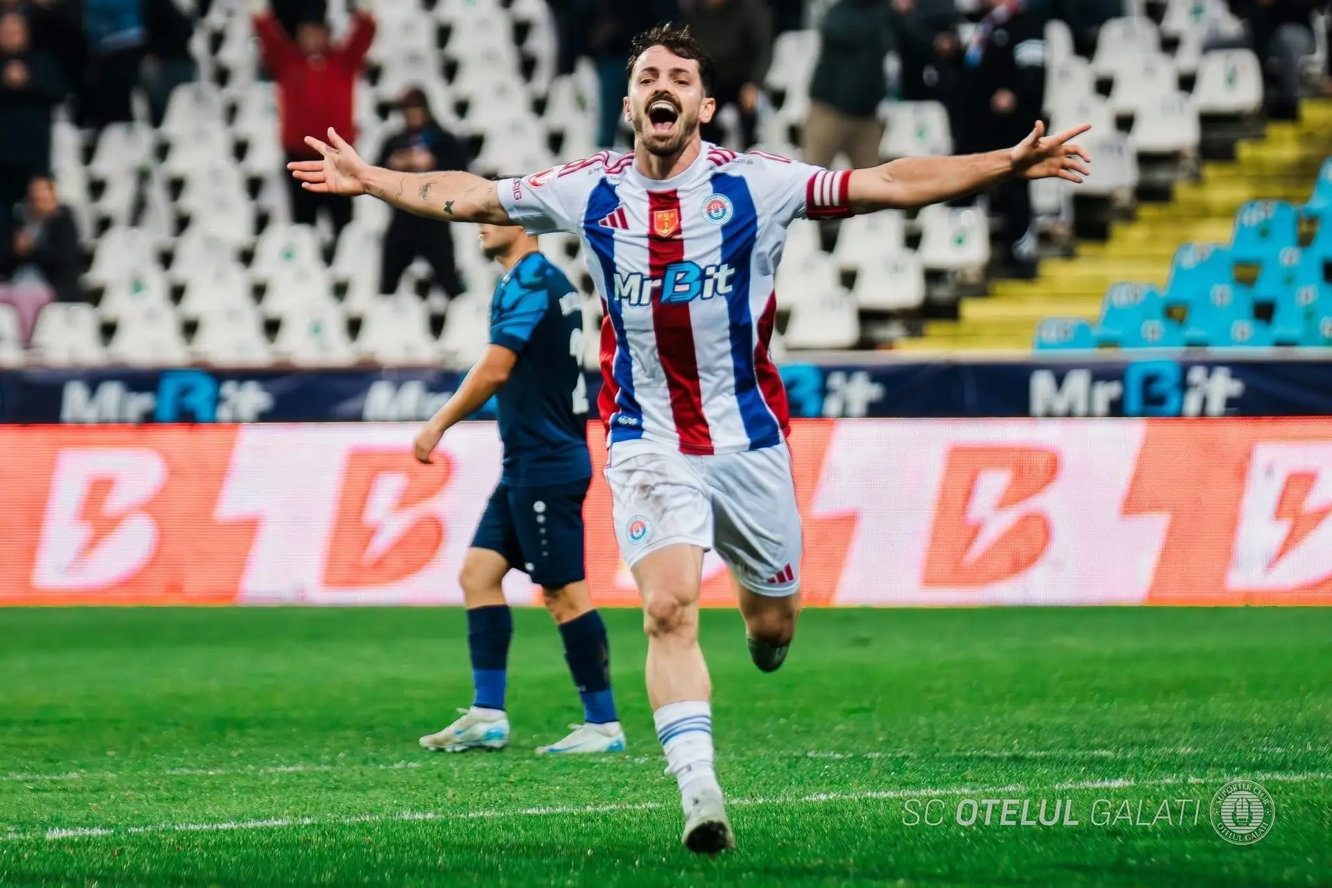 João que na foto festeja um golo pelo FC Otelul, tem contrato com o clube da Roménia até final de 2027