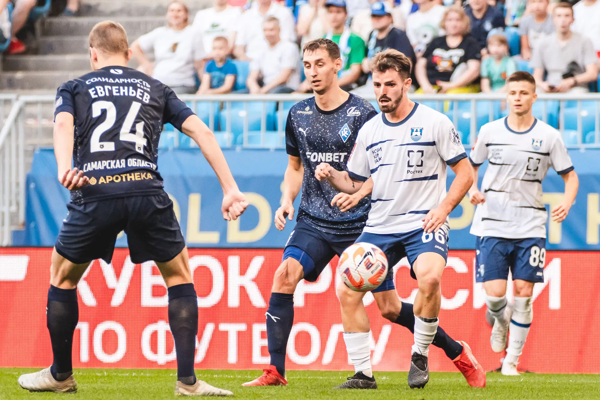 João (com a bola à frente) em ação pelo Baltika Kaliningrad