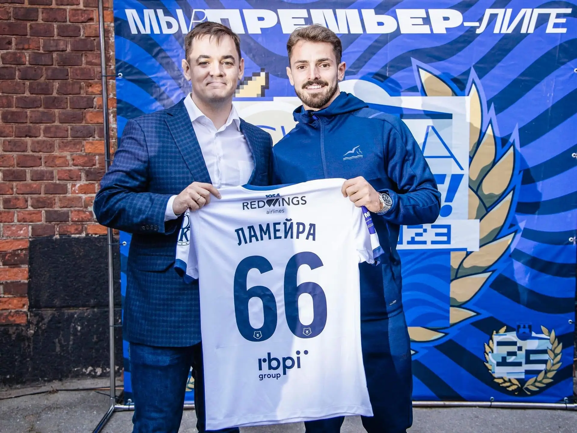 O diretor-desportivo do Baltika Kiliningrad com João Lameira, quando este assinou pelo clube russo, em 2023