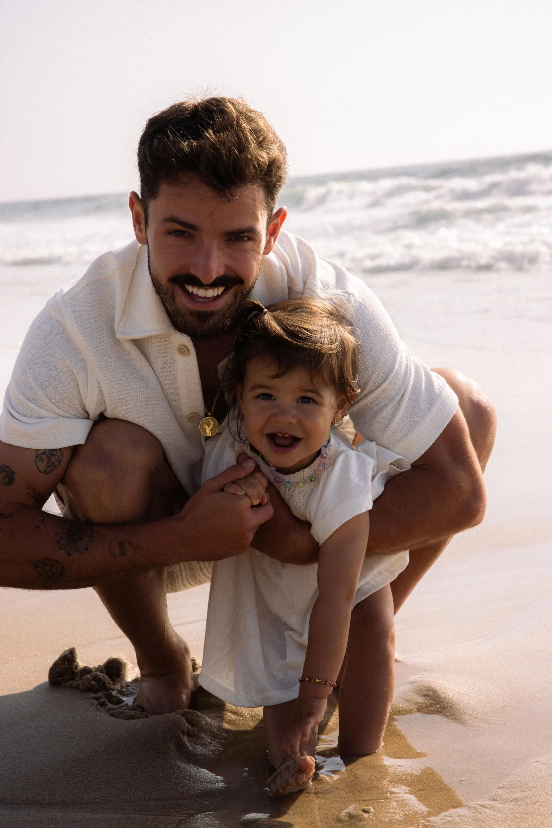 João Lameira com a filha Ariel, na praia