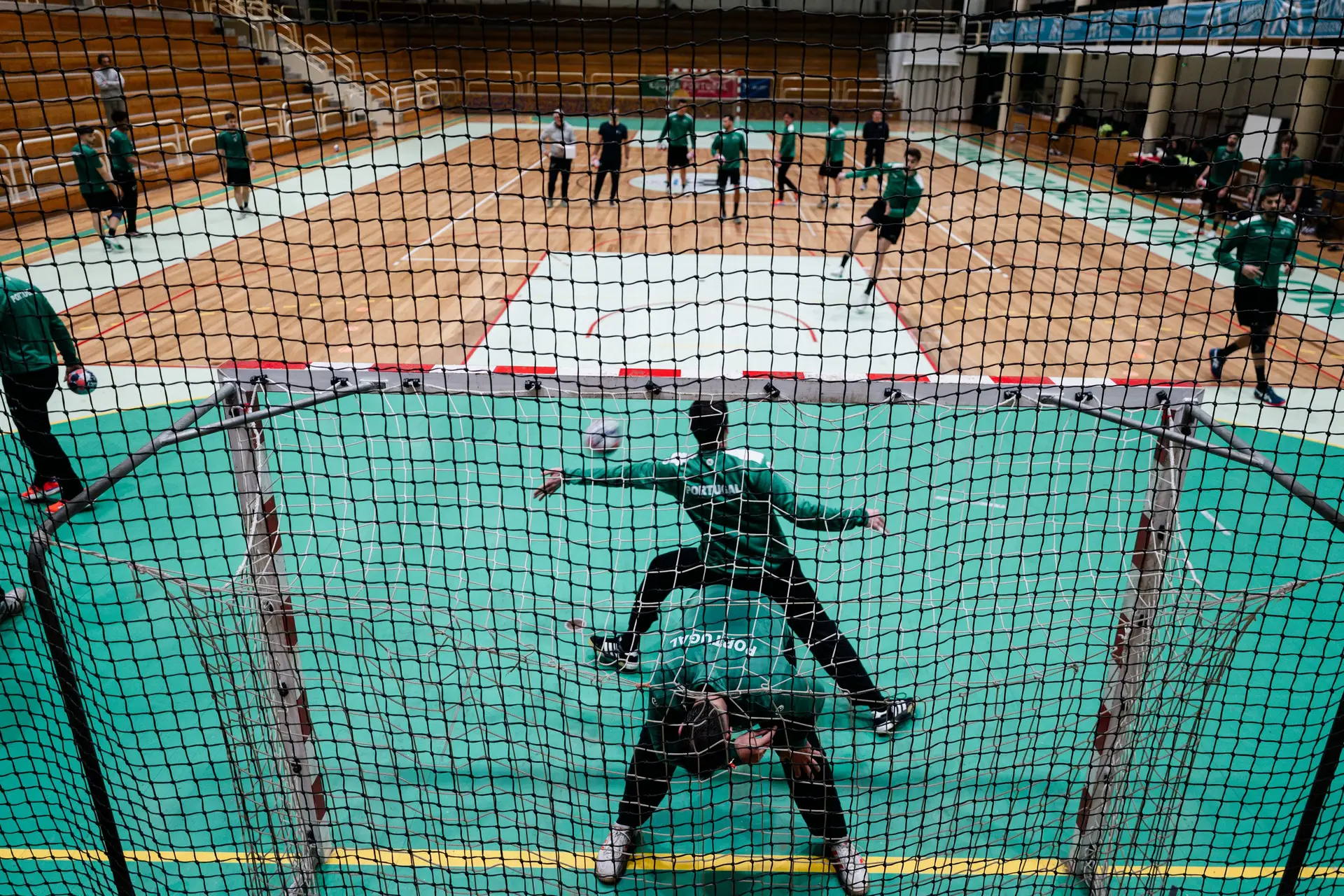 Um exercício de finalização num treino do estágio da seleção nacional em Rio Maior