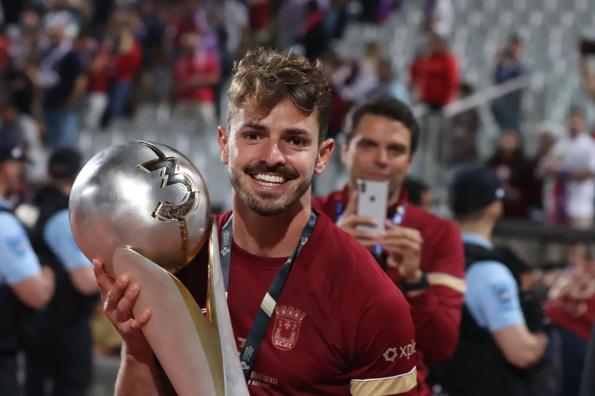 João com o troféu da Liga 3