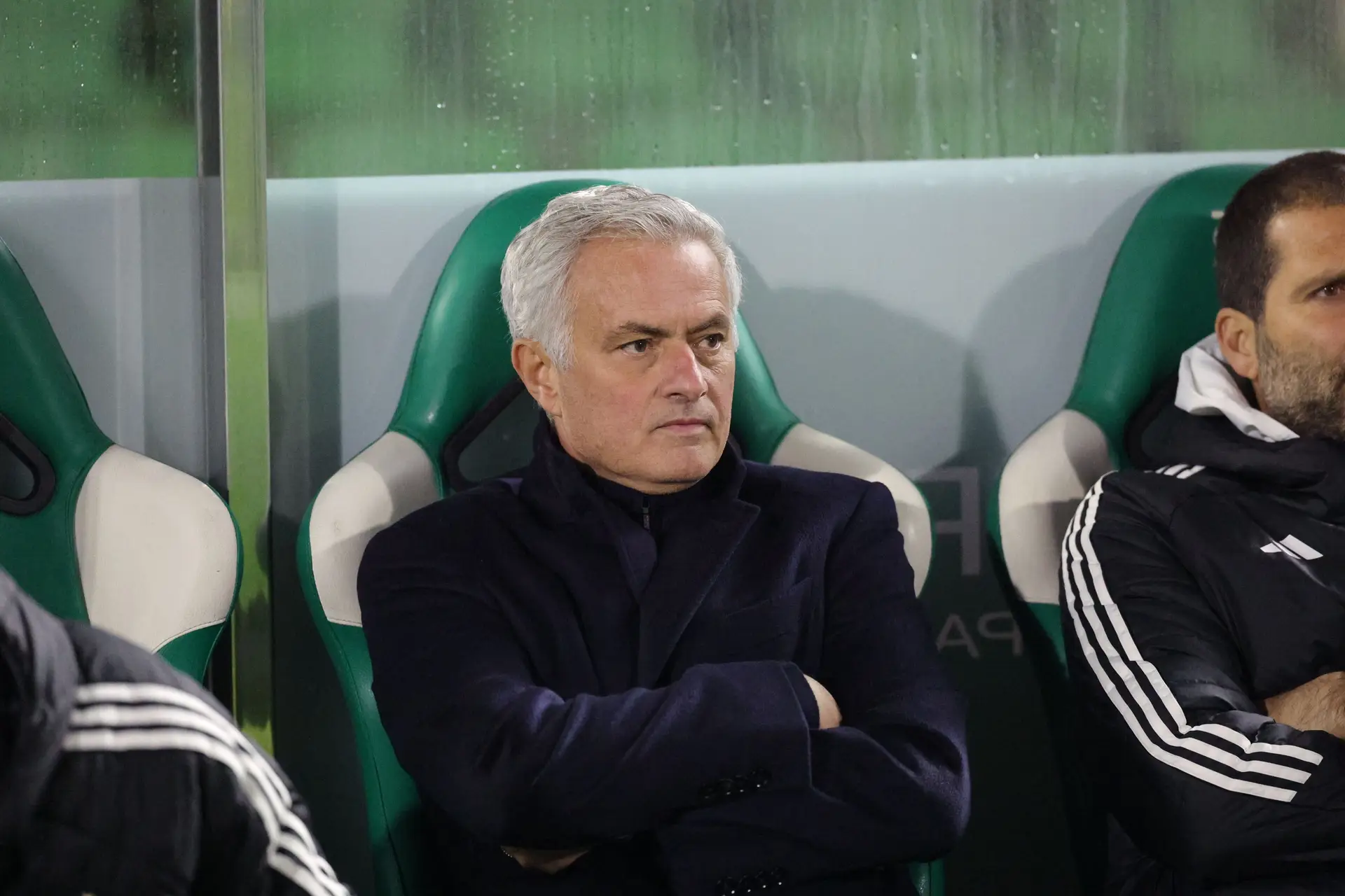 O treinador a assistir ao jogo em Vila do Conde