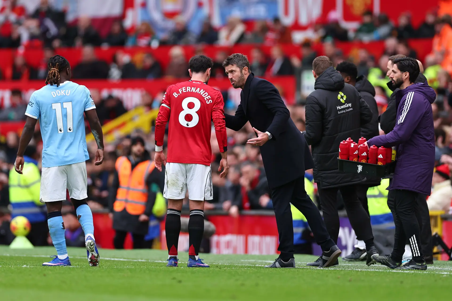 Bruno Fernandes ouve as indicações de Michael Carrick