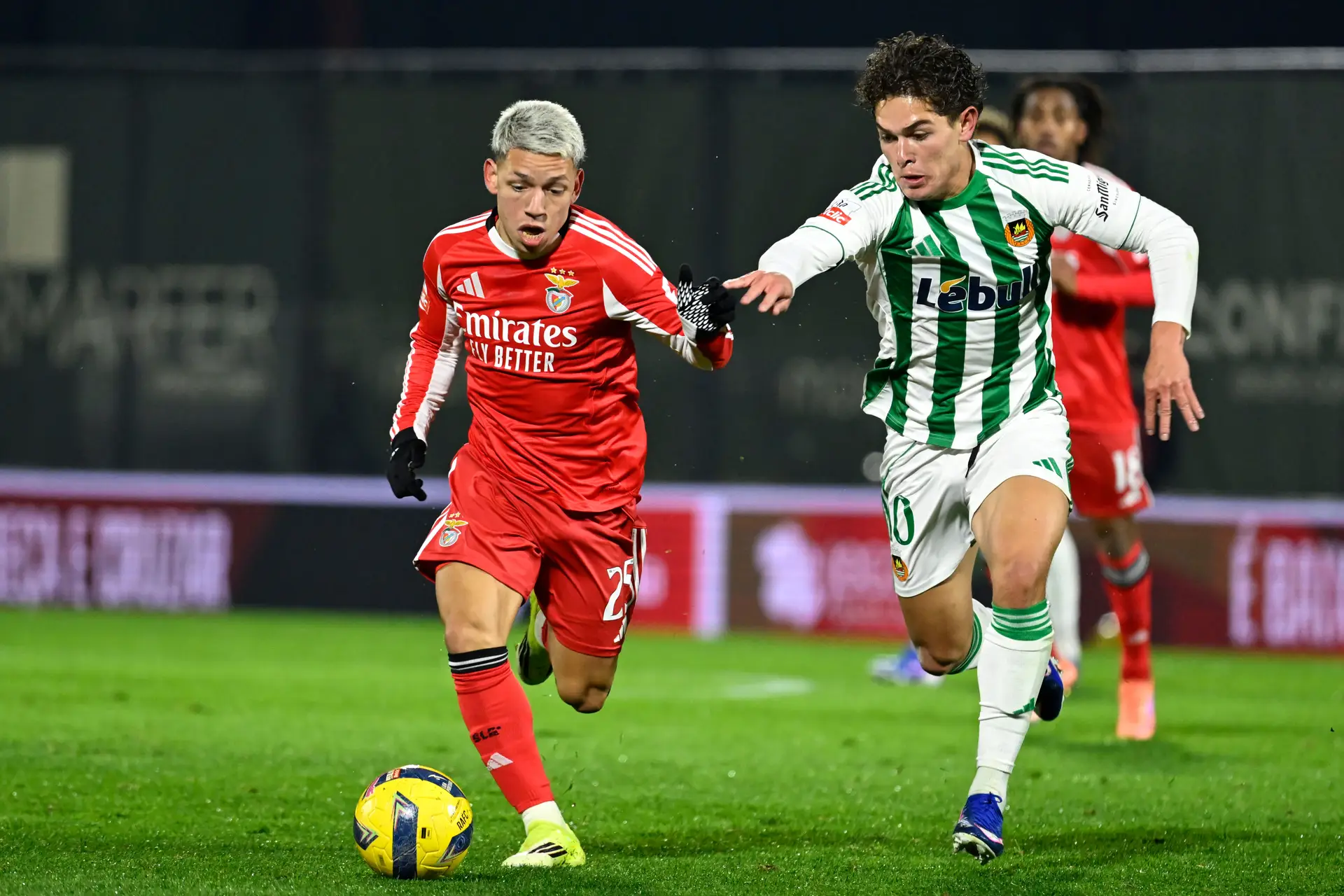 Prestianni  em lance com Aguilera