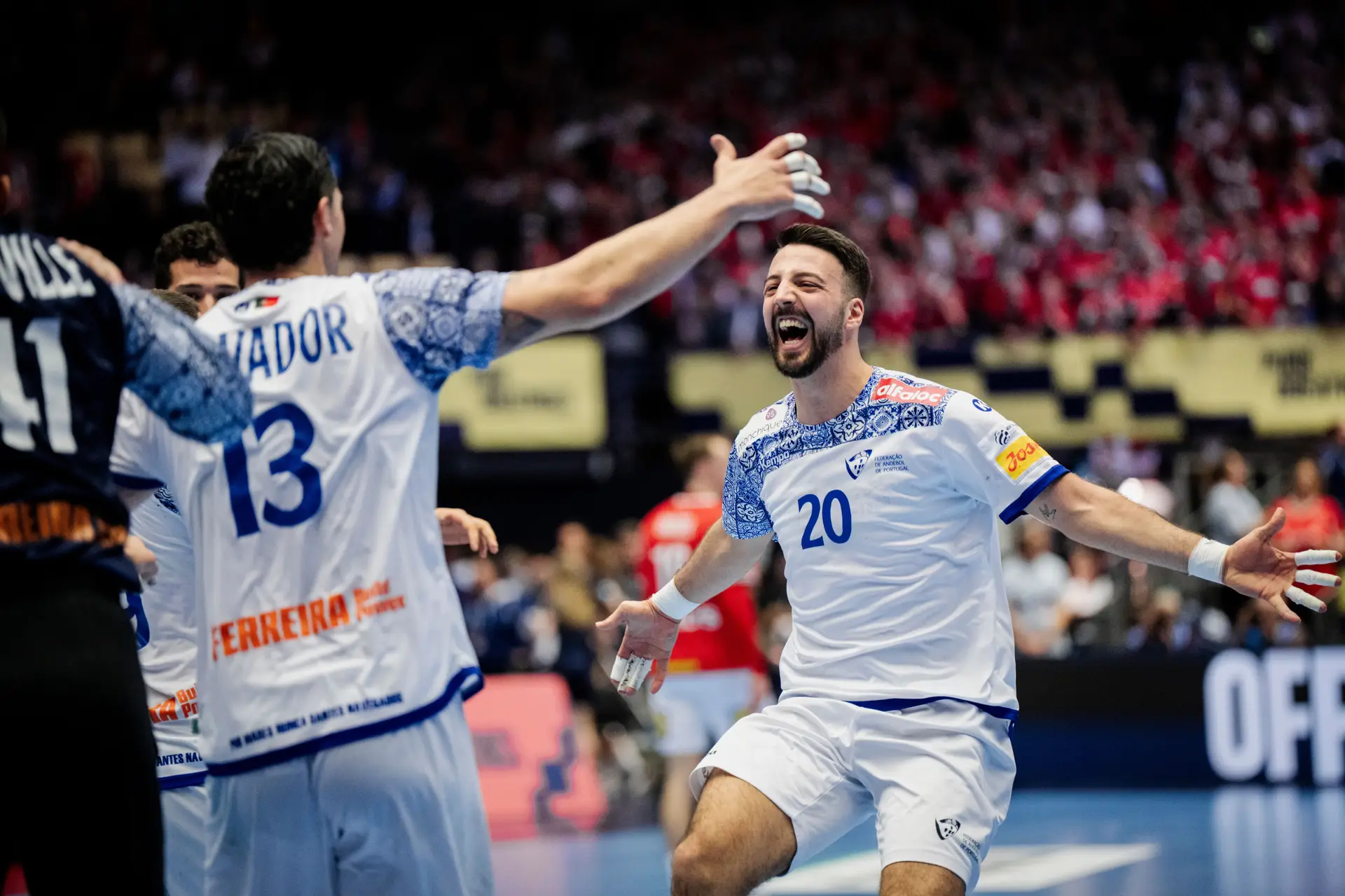 Portugal cansou-se dessa coisa chata de não fazer história e, pela primeira vez, bateu a Dinamarca, a melhor equipa de andebol do mundo