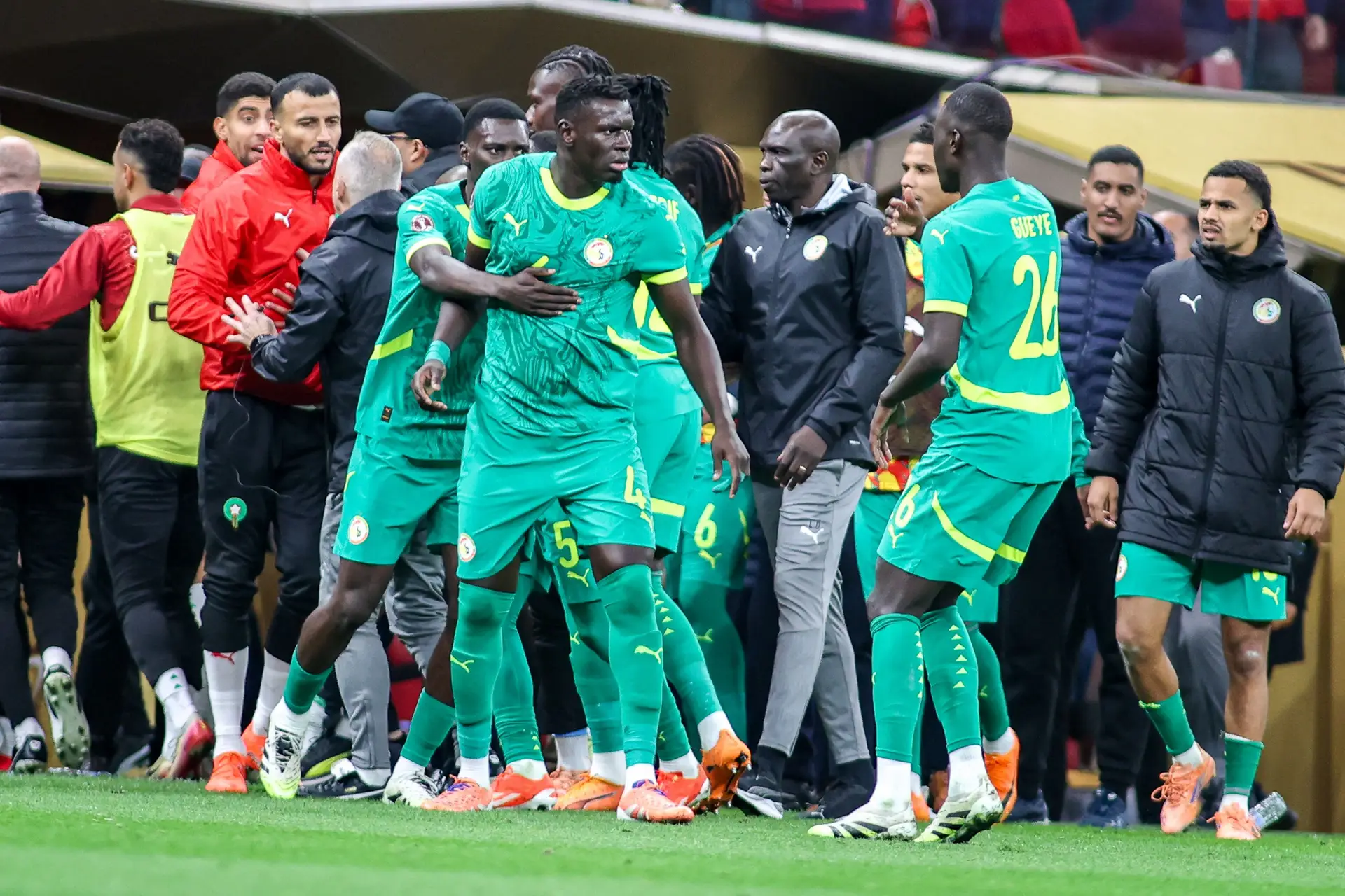 Jogadores do Senegal durante a confusão na final da CAN