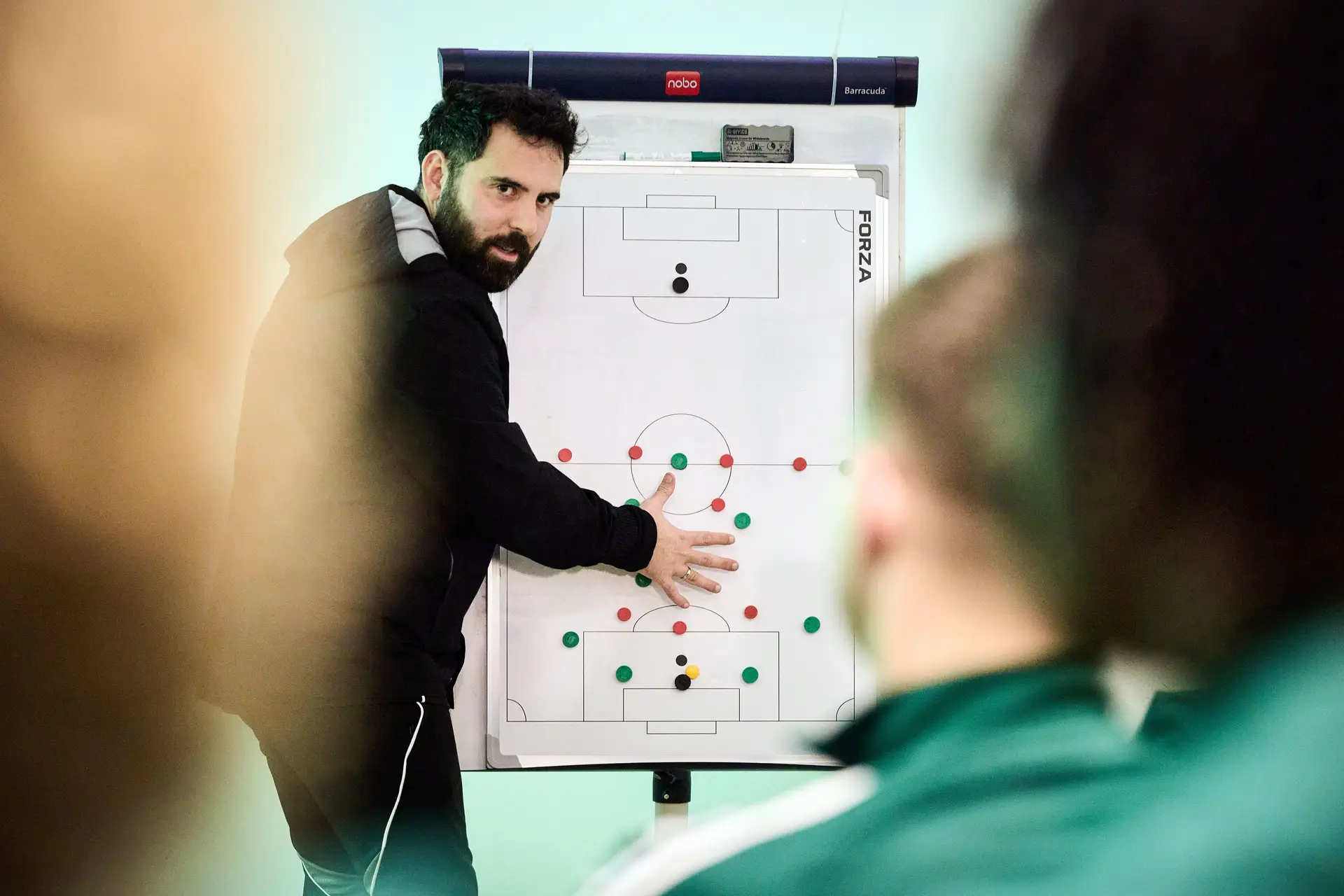 Gonçalo explica à equipa o que pretende desta, no meio campo adversário
